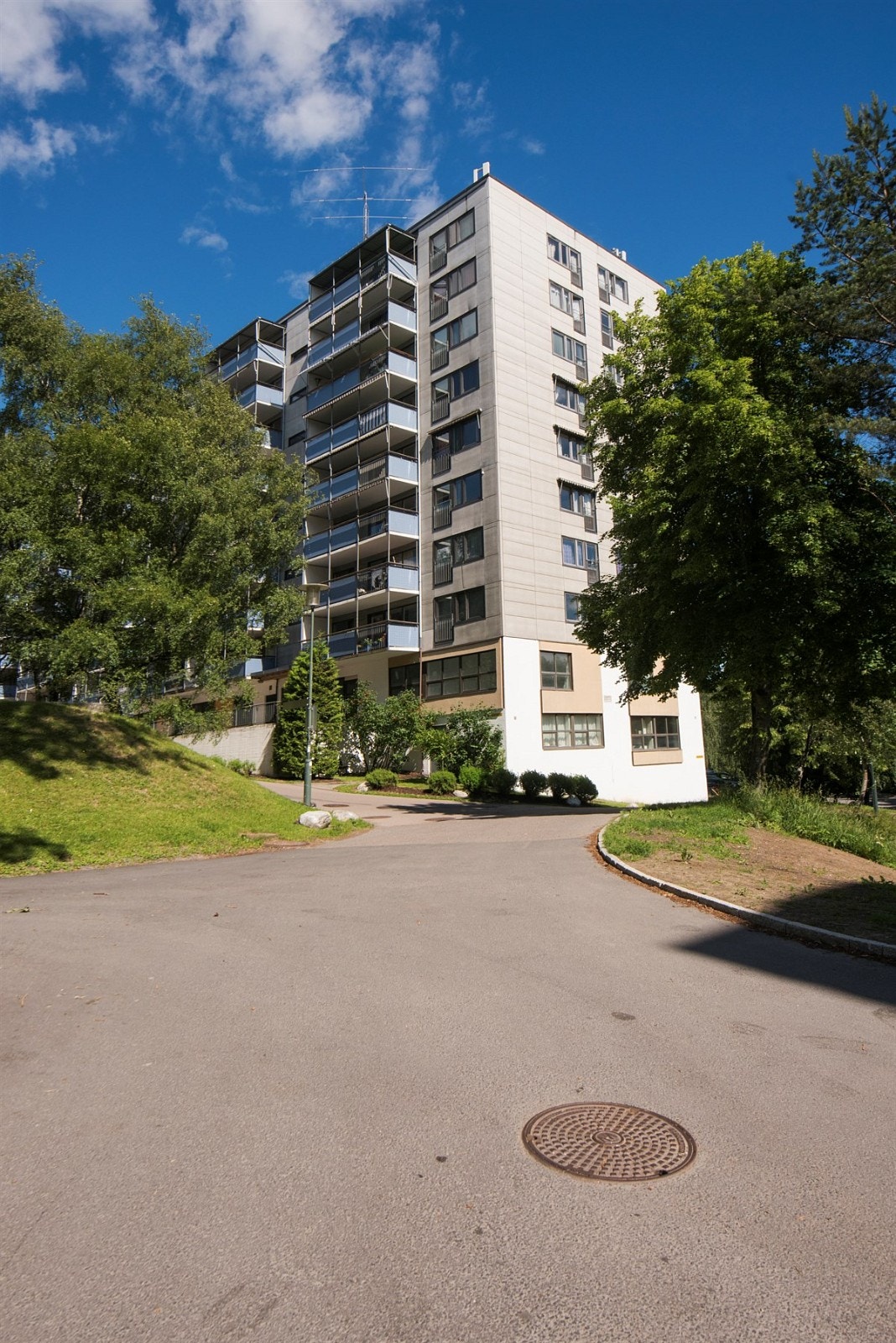 Kort vei til barnehager, skoler alle trinn, forretninger på Hovseter og nærliggende forretningssentra med alle sine servicetilbud samt offentlig kommunikasjon i umiddelbar nærhet. Galleribilde