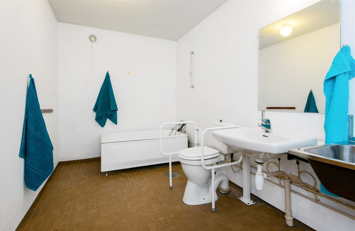 Bad med servant, wc og badekar med dusjmulighet. Galleribilde