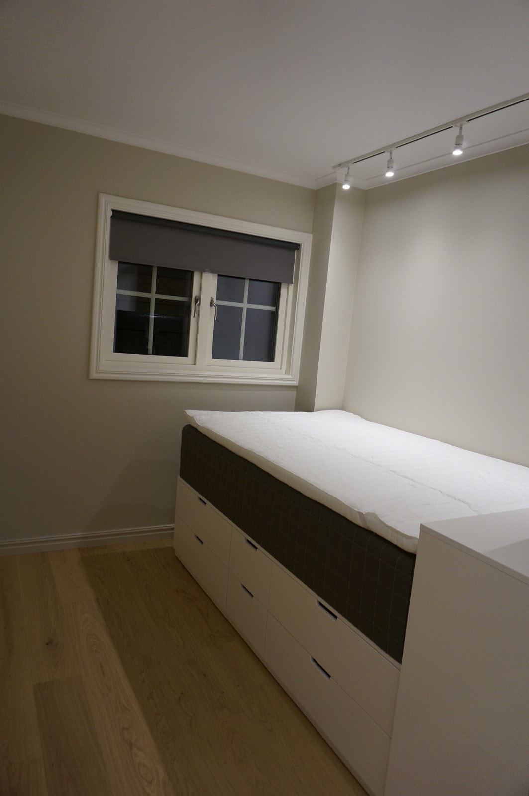 Stor seng med god lagringsplass under. Galleribilde