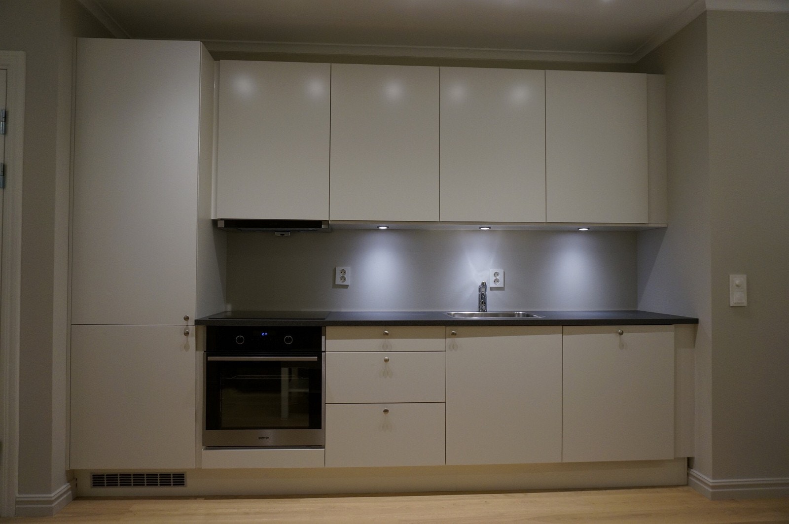 Lekkert kjøkken med alle hvitevarer. Galleribilde