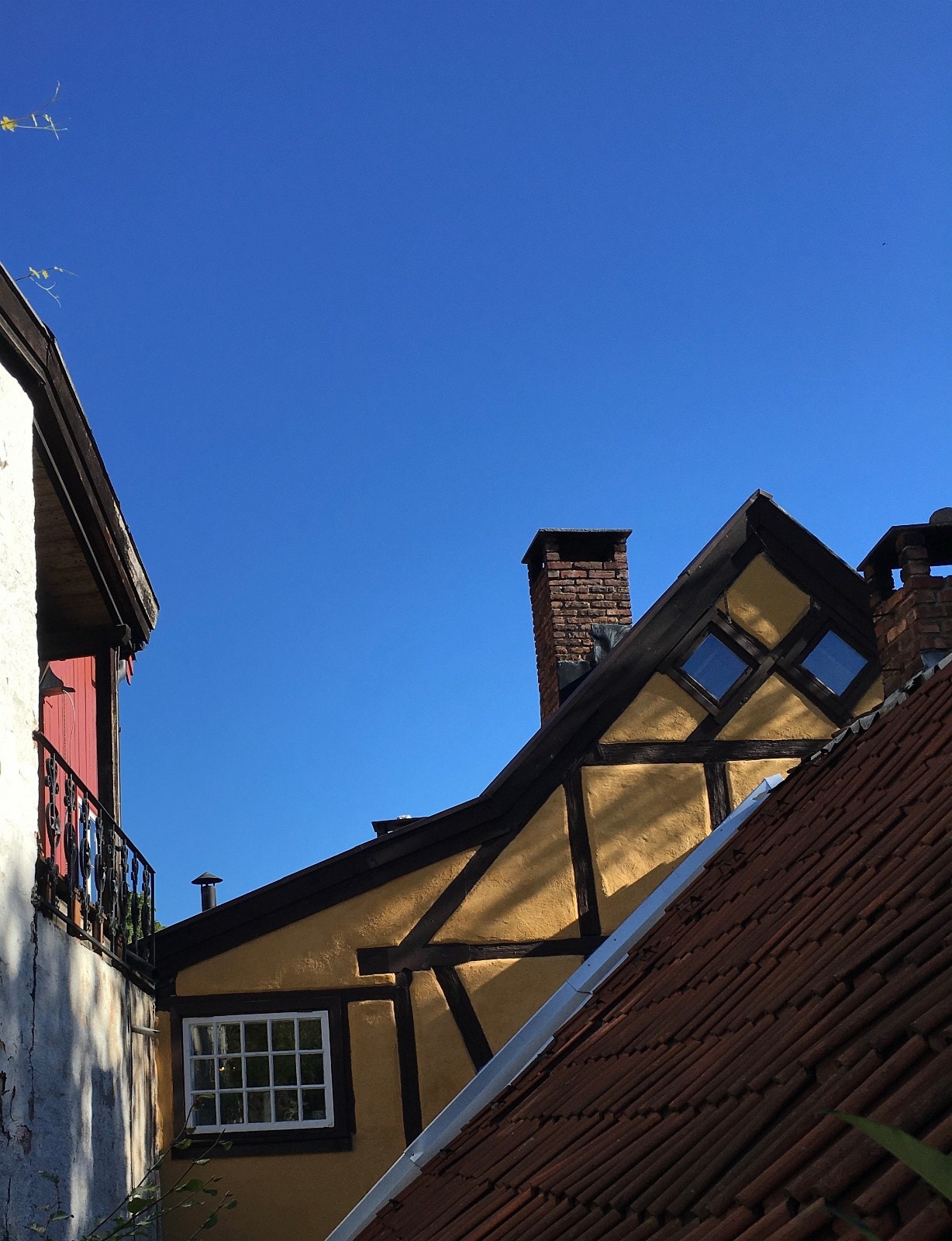 Opp mot uteplass Galleribilde