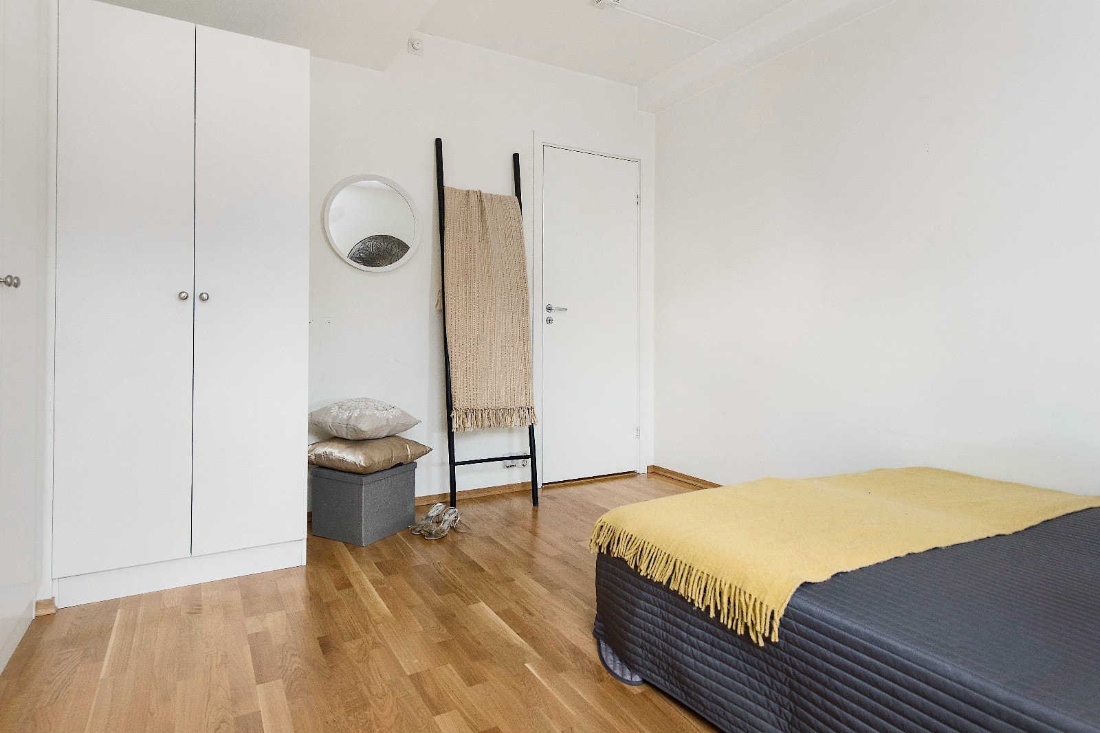 Romslig soverom med mye skap Galleribilde