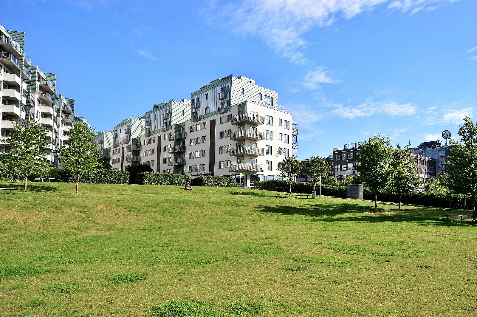 Flott uteareal (leil i bygget til venstre) Galleribilde