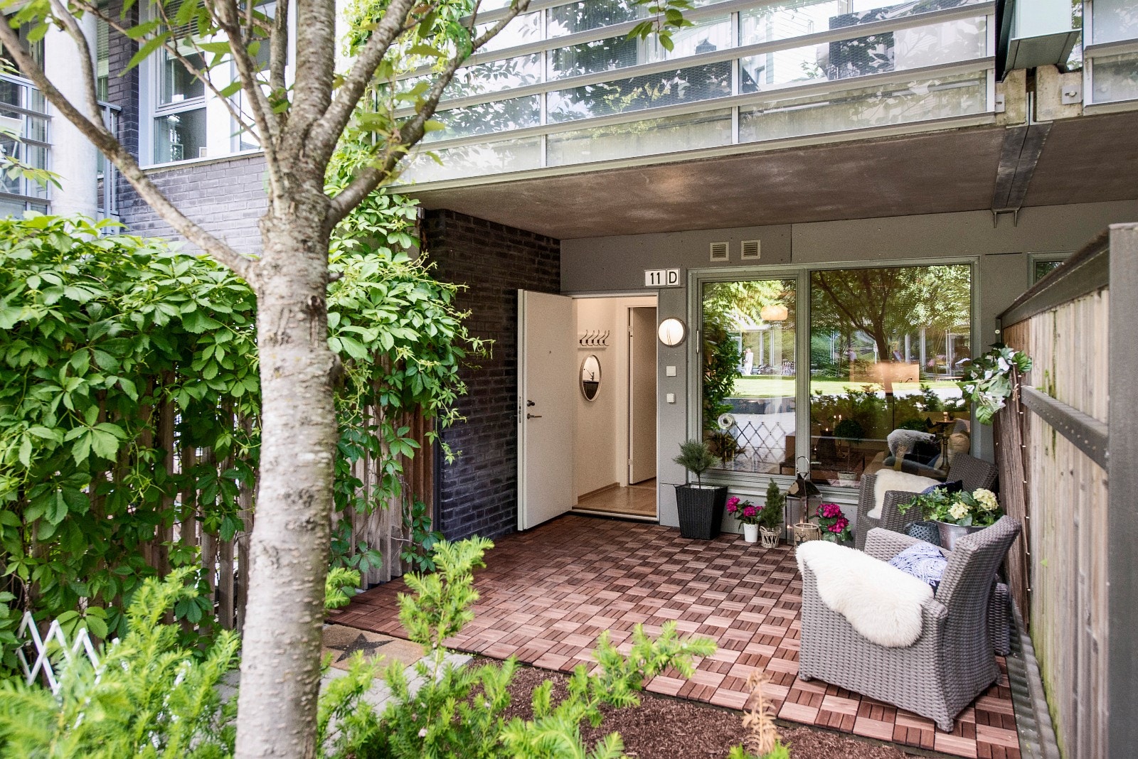 Egen inngang fra terreng Galleribilde