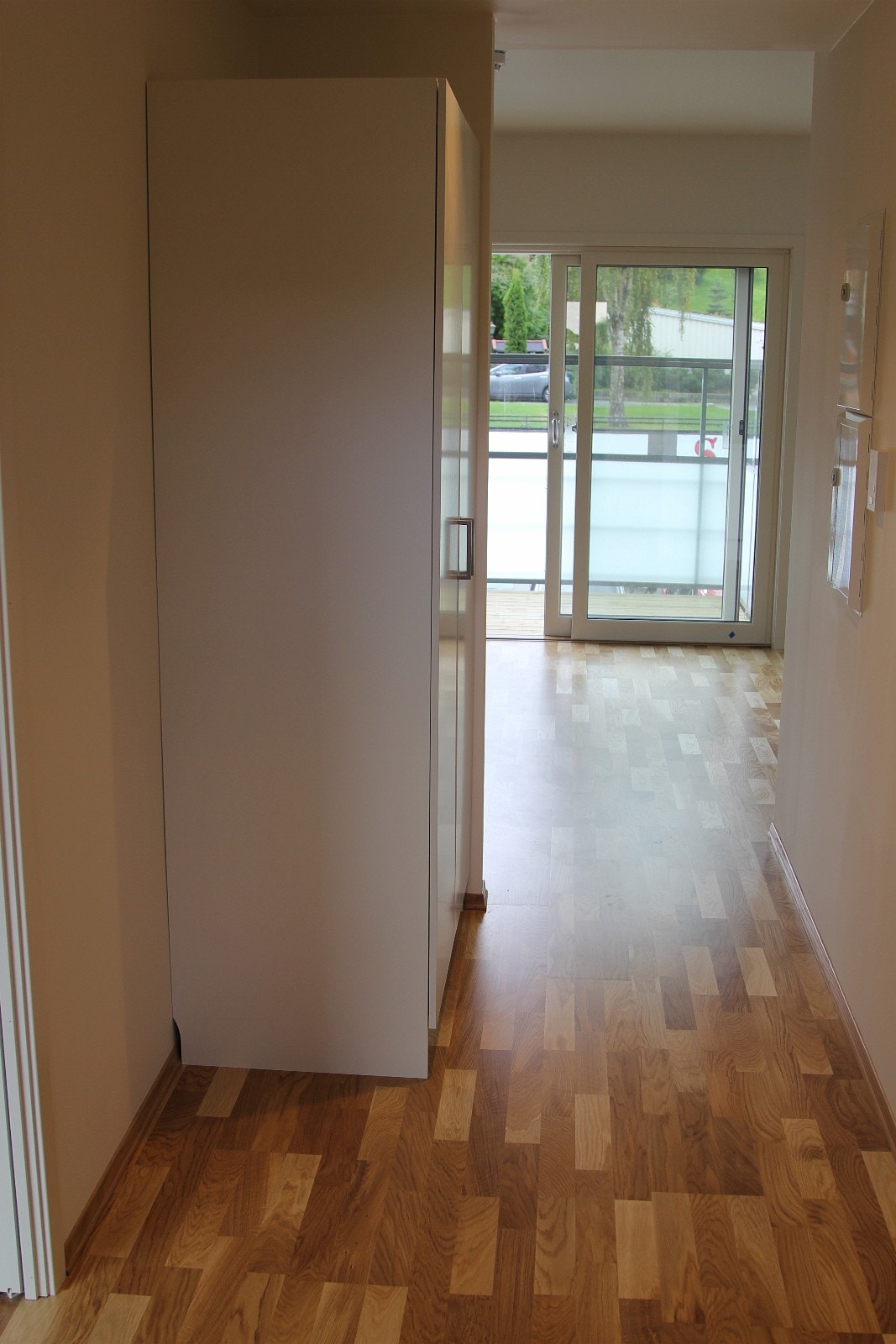 Gangen sett fra ytterdøra, det er installert en ny doobelkommode istedenfor høyskap. Galleribilde