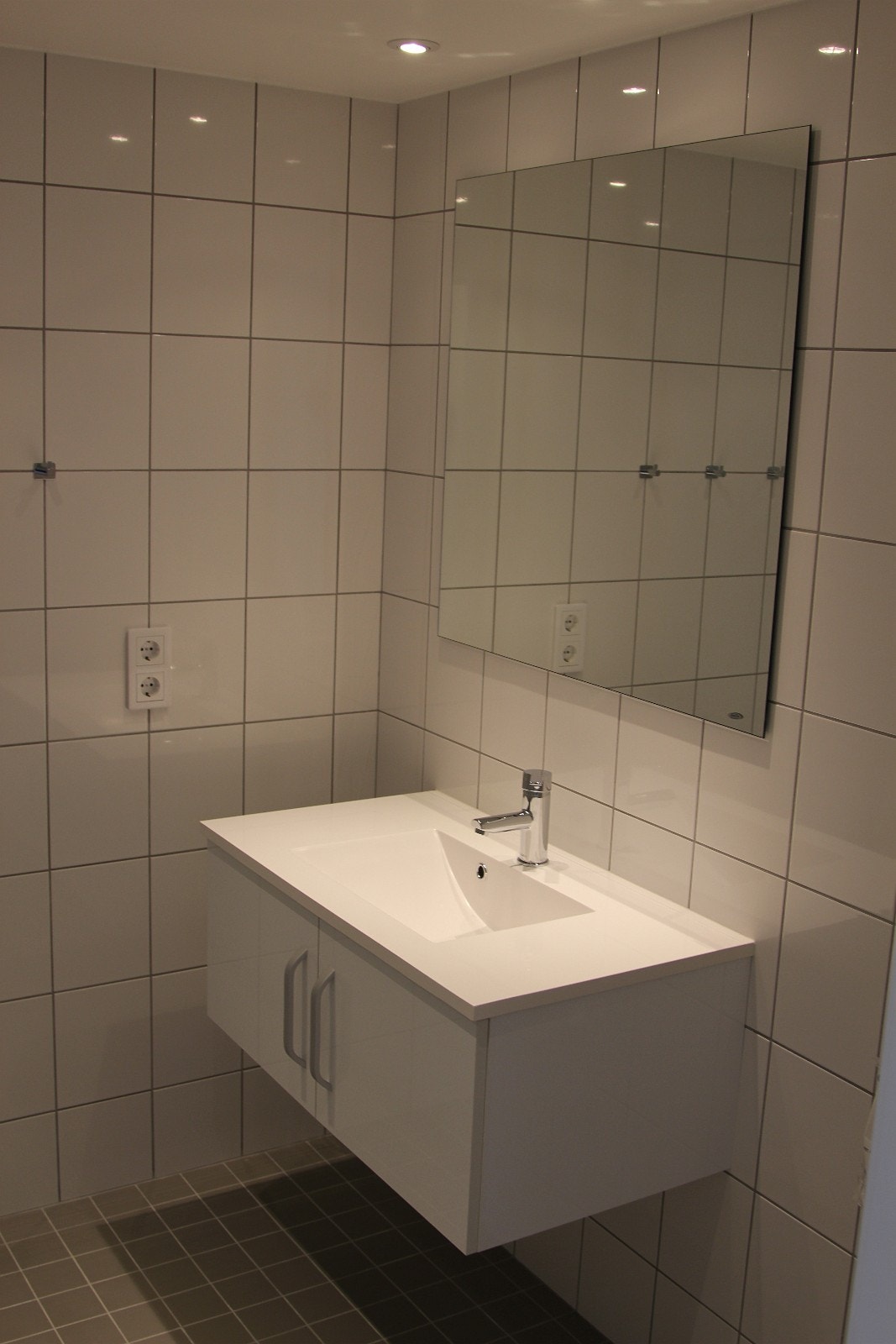 Flislagt bad med varmekabler i gulv, vaskemaskin medfølger Galleribilde