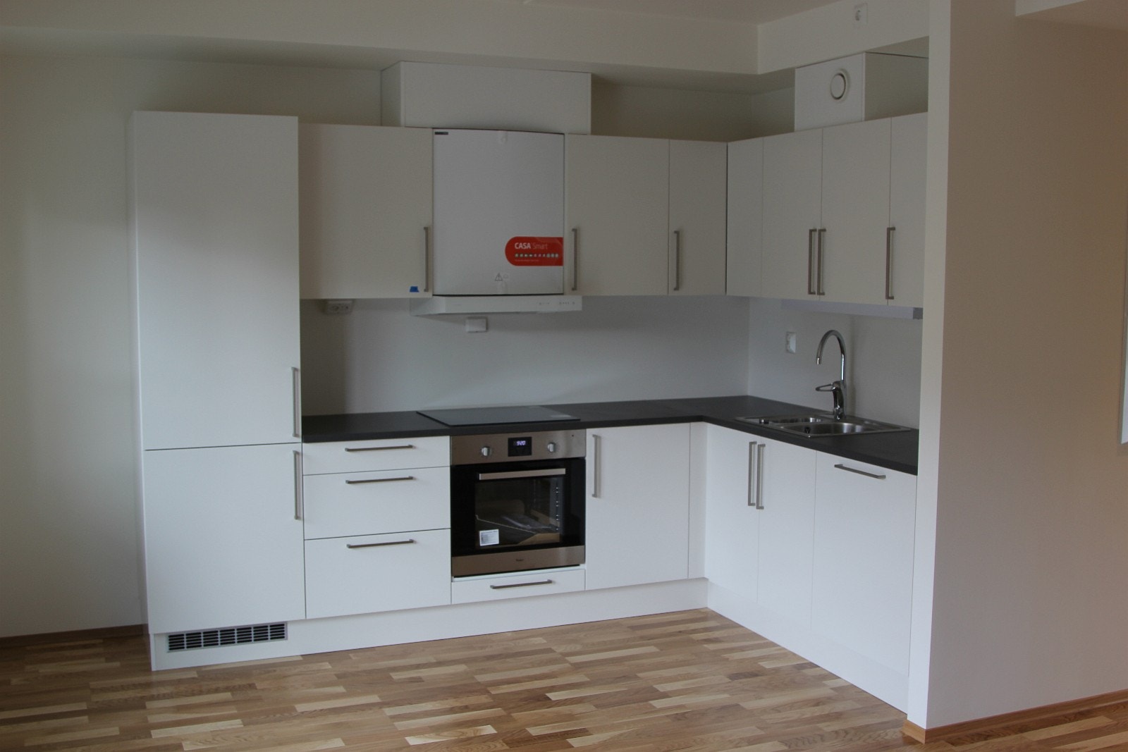 Kjøkken, det har nylig blitt installert nytt kjøkkenskap og kjøkkenbenk Galleribilde