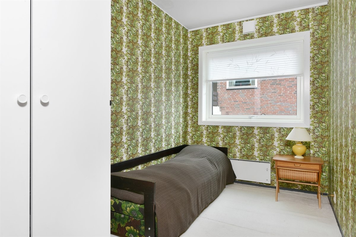 Soverom 2 med tilhørende garderobeskap. Galleribilde