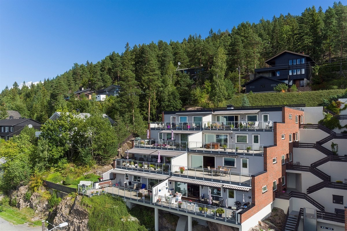 Felleseiendommen er opparbeidet med plenareal, trær og beplantninger. Galleribilde