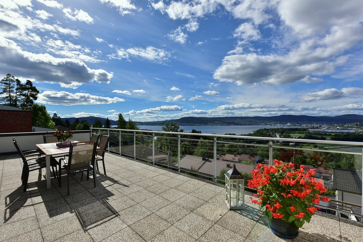 Terrassen har dekke med betongfliser og fikk nytt rekkverk med glass og stål perioden 2013/-14. Galleribilde