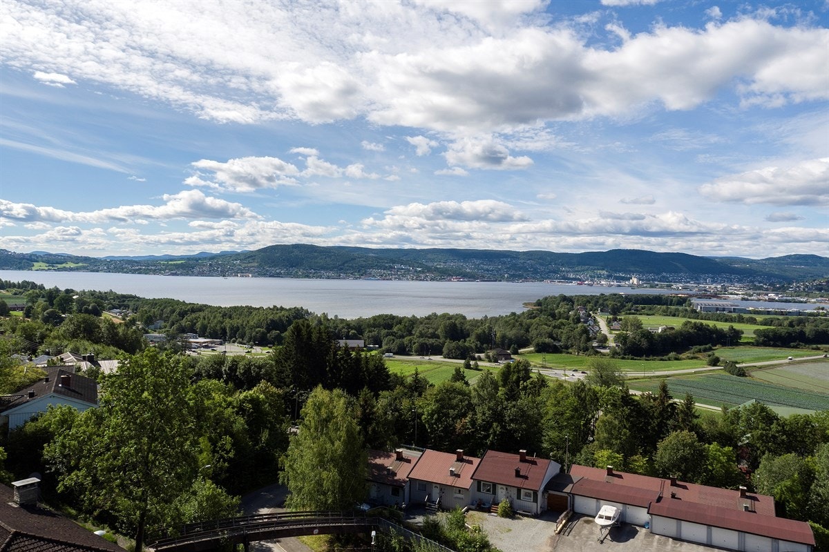 En formidabel utsikt over fjorden, Lierdalen og Drammen, kan nytes ute så vel som innenfra gjennom store vinduer. Galleribilde