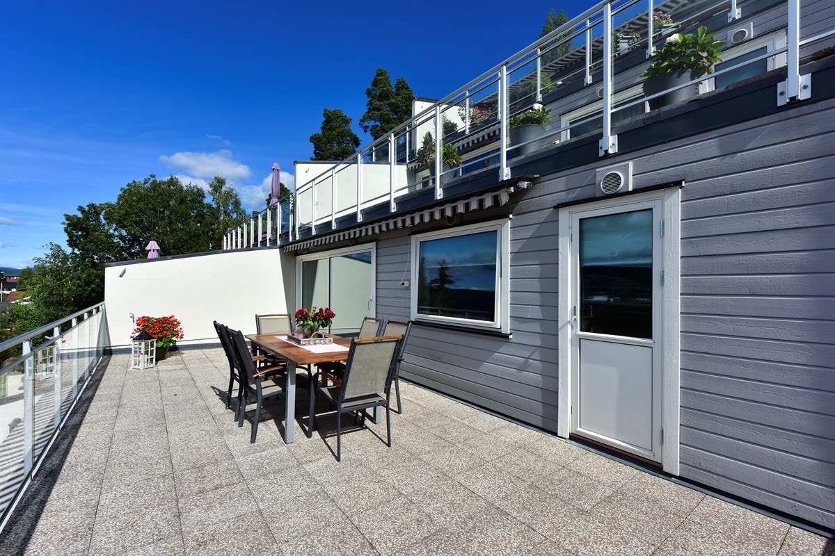 Terrassen har en markise for solskjerming ved behov og god plass for utemøblement. Galleribilde