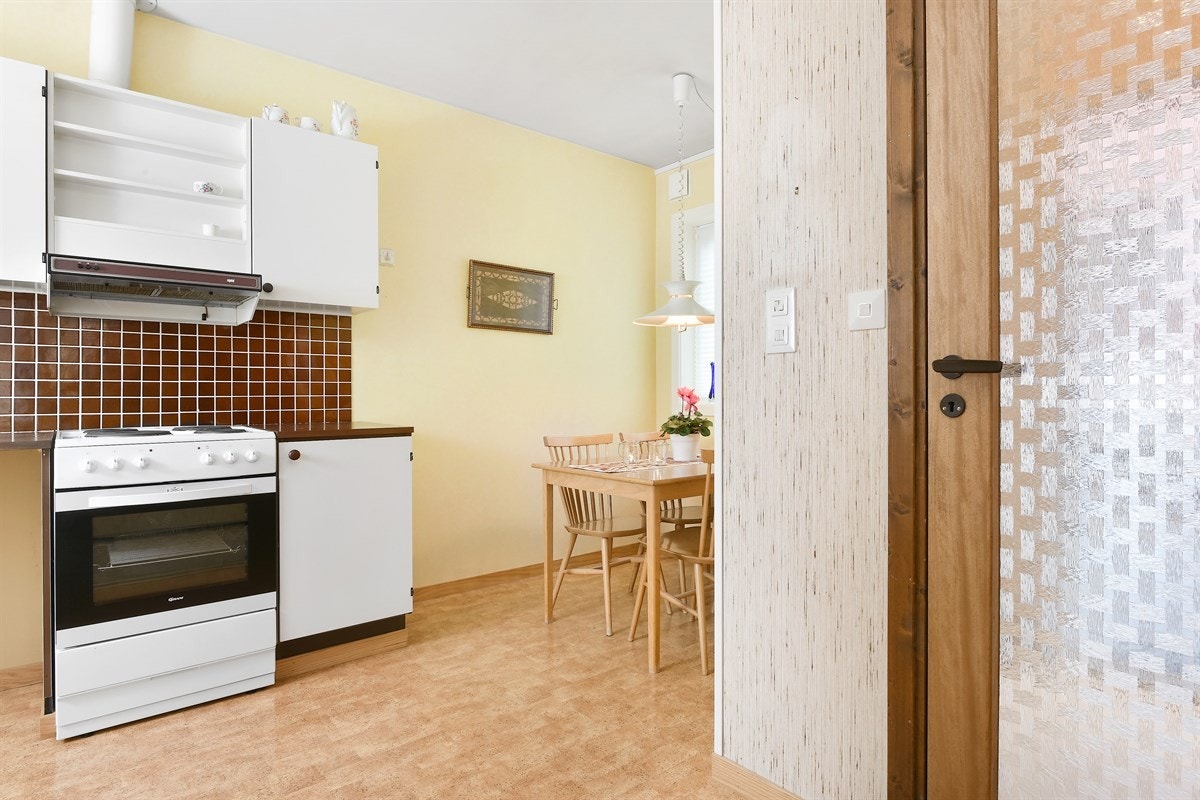 Innredningen har glatte, hvite fronter, samt relativt god benke- og lagringsplass. Galleribilde