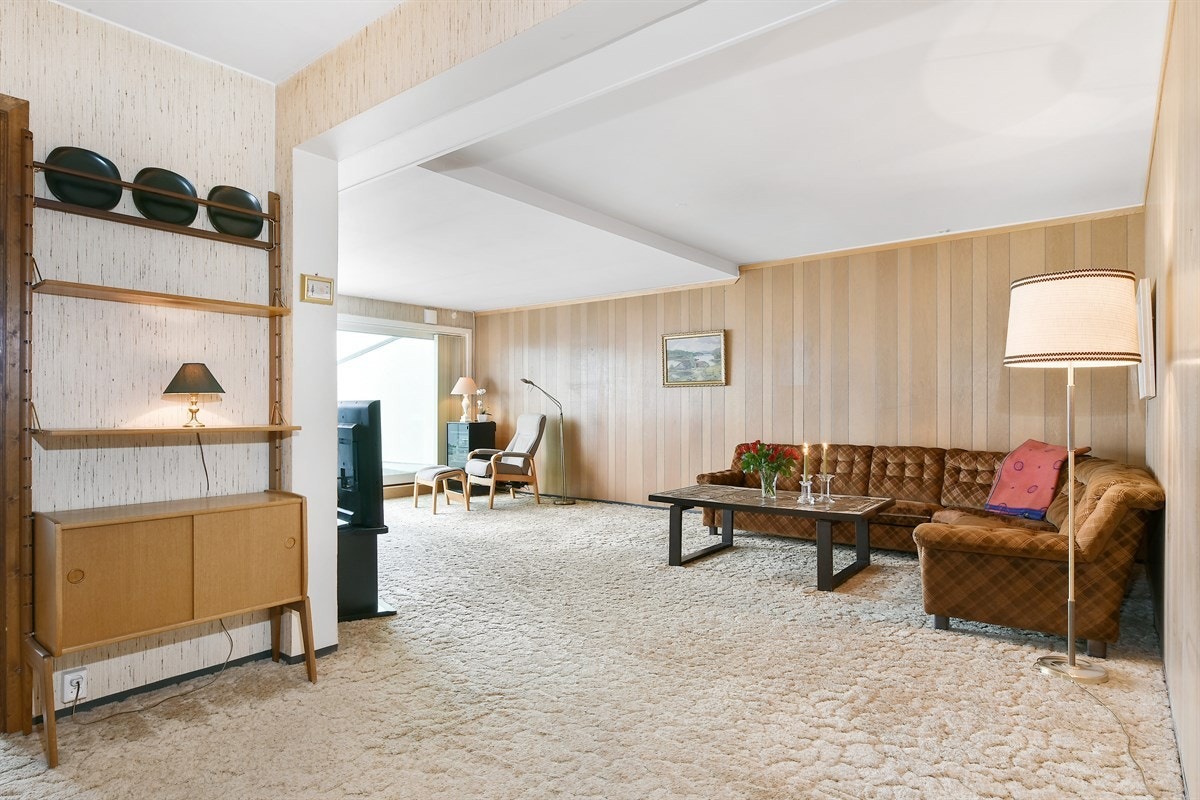 Den romslige stuen gir gode muligheter for sofamøblement og spisebord. Galleribilde