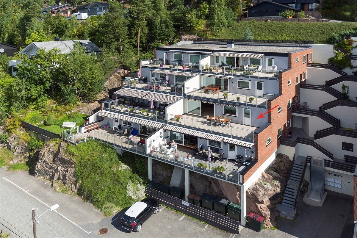 Leiligheten ligger naturskjønt til i et rolig, barnevennlig og meget attraktivt boligområde i Linneslia i Lier kommune. Galleribilde