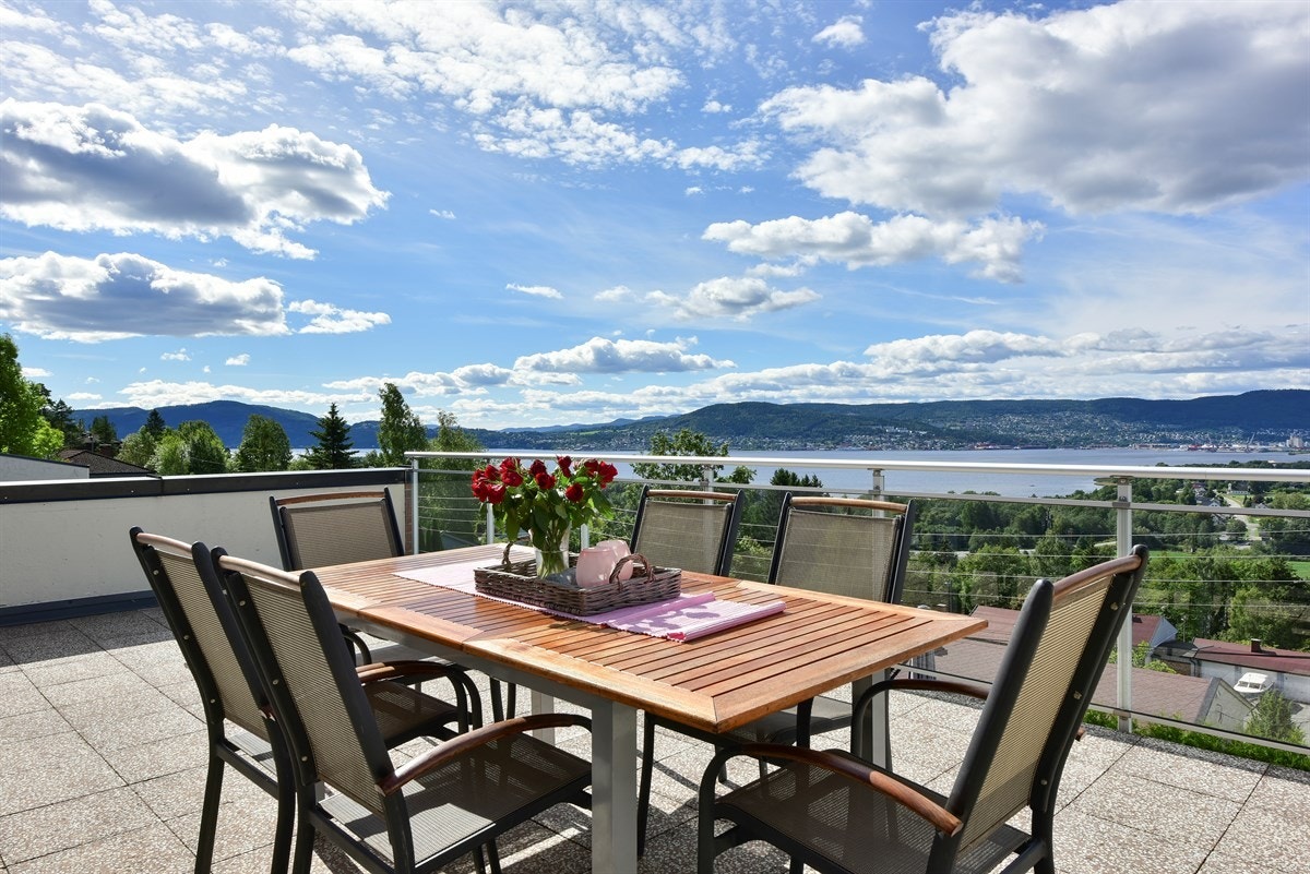 Trivelig sittegruppe på terrassen hvor man kan nyte den flotte utsikten. Galleribilde