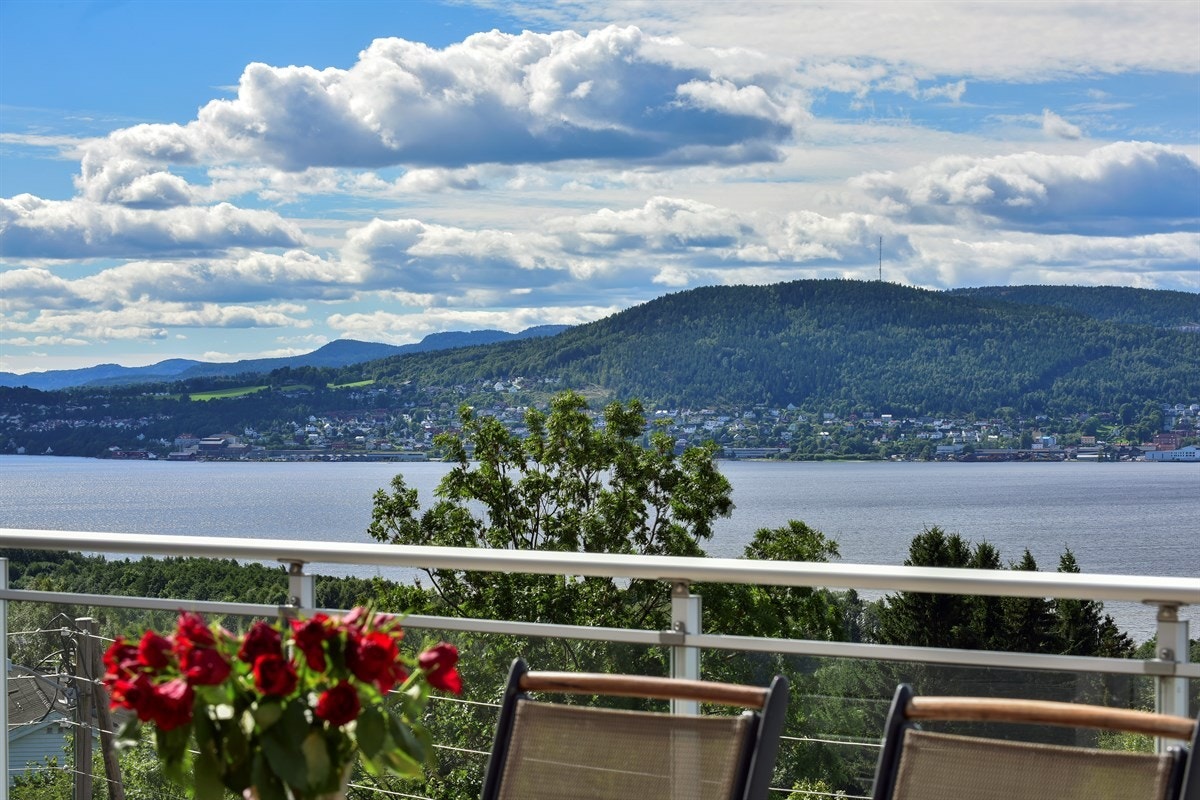 Fantastisk utsikt fra terrassen. Galleribilde