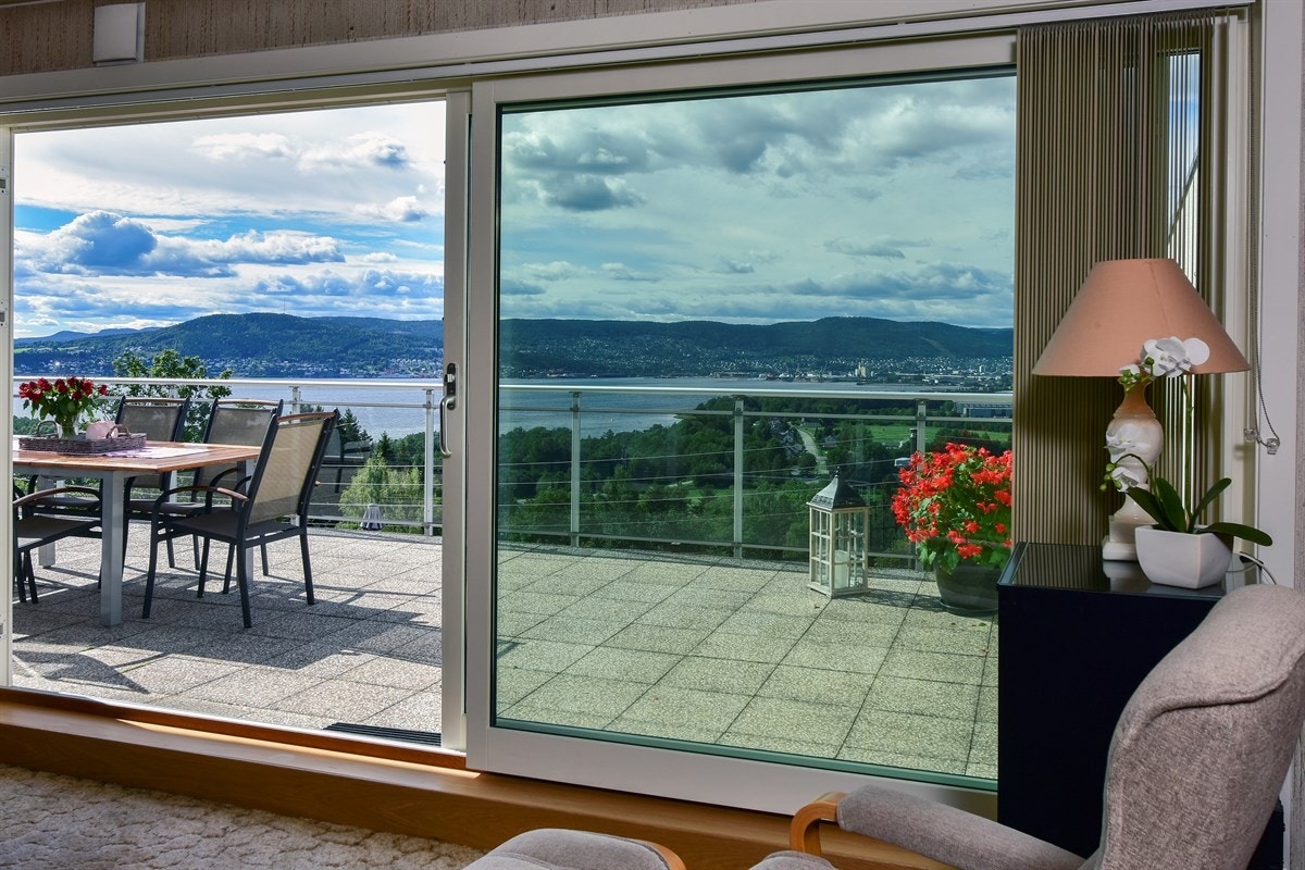 Fra stuen er det utgang til terrasse hvor man kan nyte utsikten ytterligere. Galleribilde