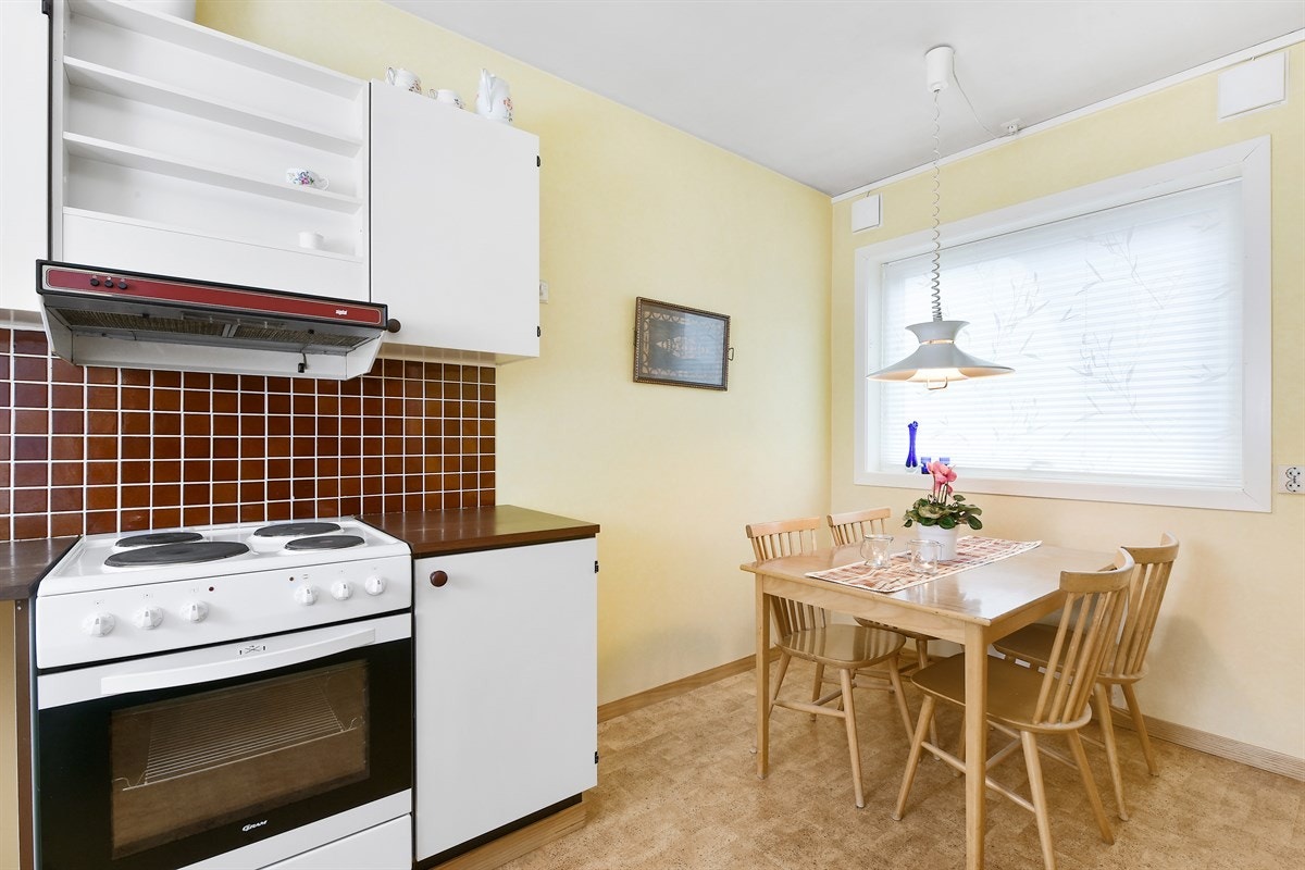 Kjøkkenet ligger i eget rom med spiseplass ved vinduet. Galleribilde