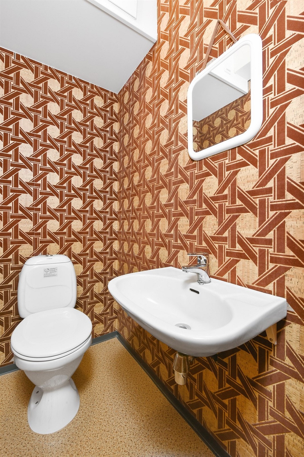 Itillegg til bad, inneholder boligen er separat WC-rom. Det er innredet med vask og frittstående toalett. Galleribilde