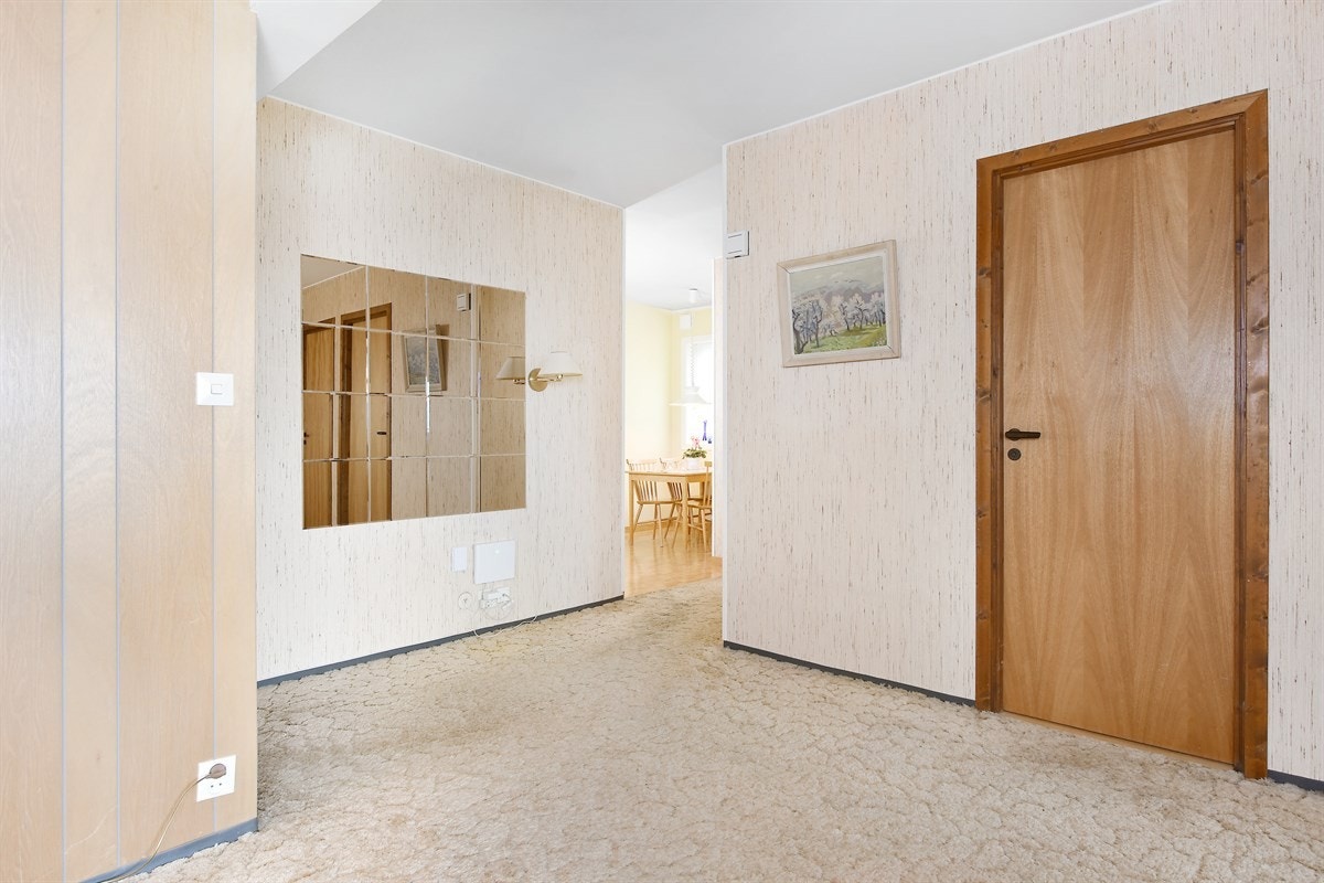 Det er god plass for garderobeløsning i gangen. Galleribilde