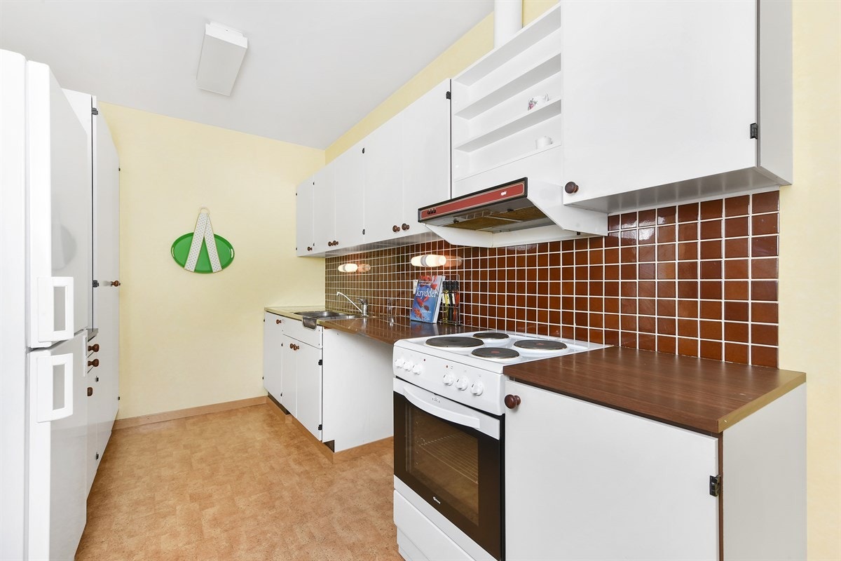 Kjøkkenet er utstyrt med komfyr med koketopp, kjøleskap og integrert ventilator. Galleribilde