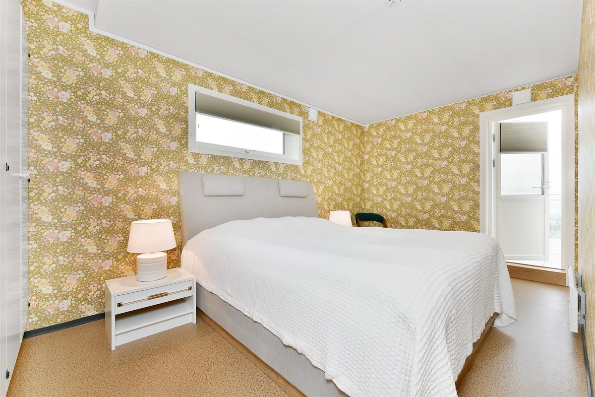 Soverom 1 med utgang til terrassen. Galleribilde