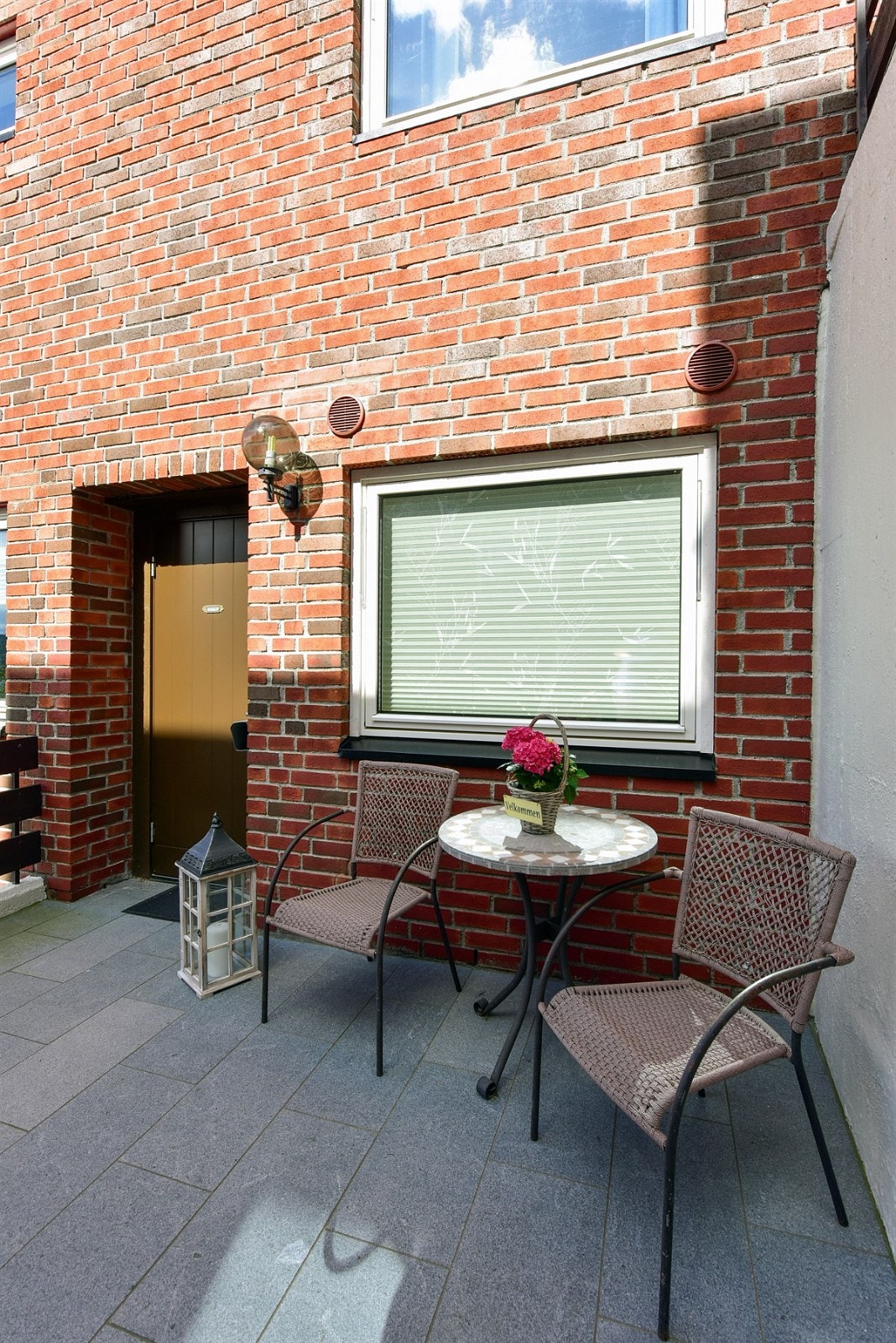 Ved inngangspartiet er det plass til en koselig sittegruppe. Galleribilde