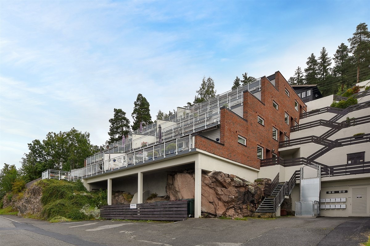 Parkering i felles garasjeanlegg og på felles utendørs parkeringsplass/gjesteparkering. Galleribilde