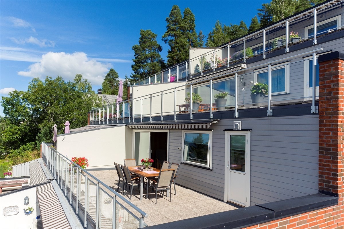 Privatmegleren ved Morten Liavaag har gleden av å presentere denne romslige 4-roms andelsleiligheten beliggende i Linneslia i Lier kommune. Stor terrasse, praktfull utsikt og garasjeplass beliggende usjenert til. Galleribilde