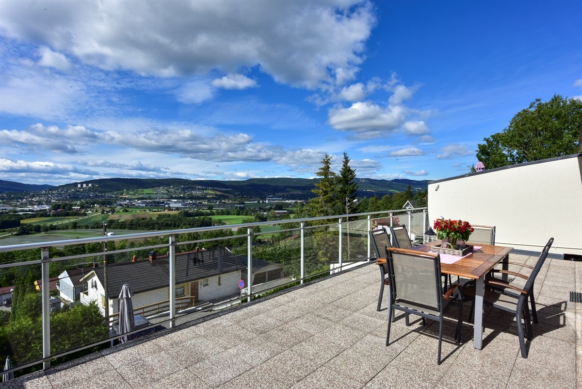 Boligen har en vestvendt terrasse på ca. 38 kvm med en unik utsikt over fjorden, Lierdalen og Drammen. Galleribilde