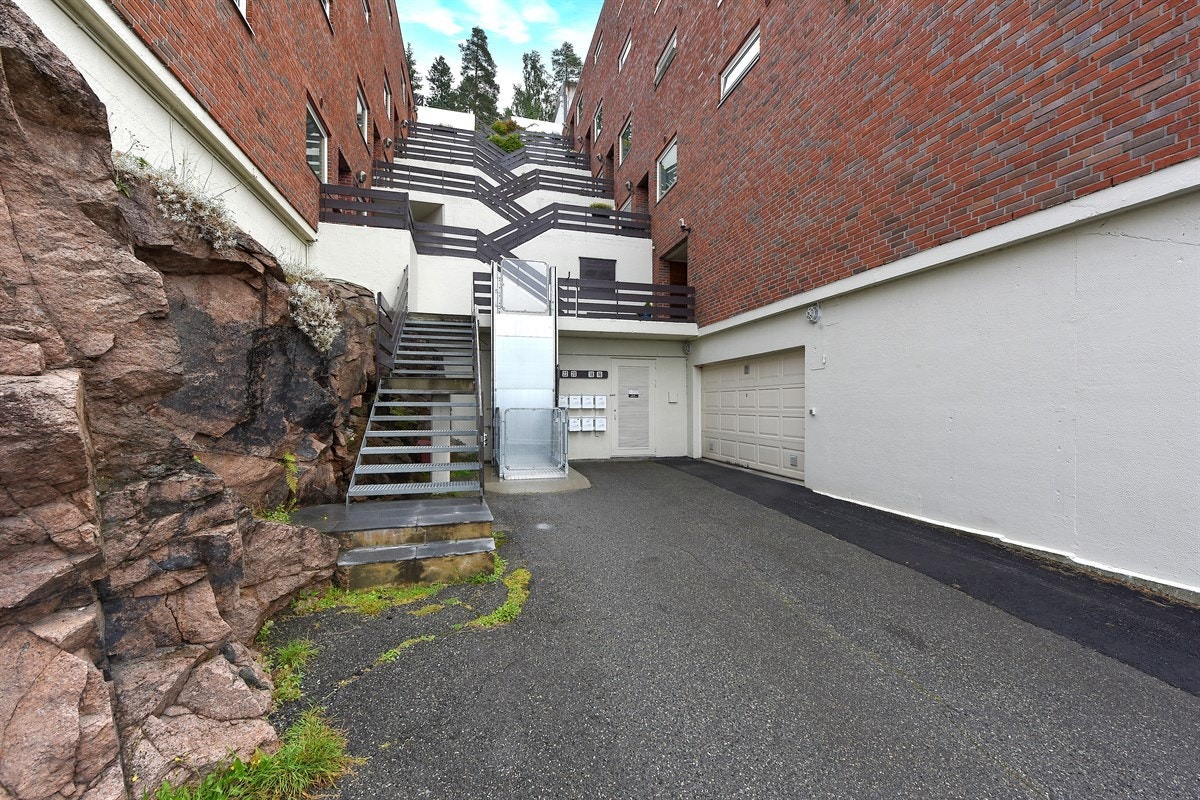 Boligen har adkomst fra felles utvendige trapper. Galleribilde