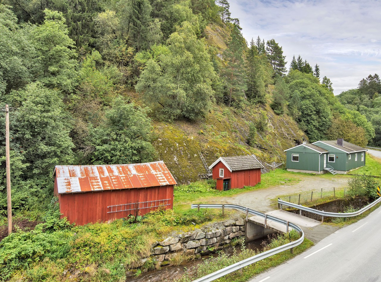 Enebolig med garasje og uthus 3 soverom kort vei til sentrum ... Stuen og farve