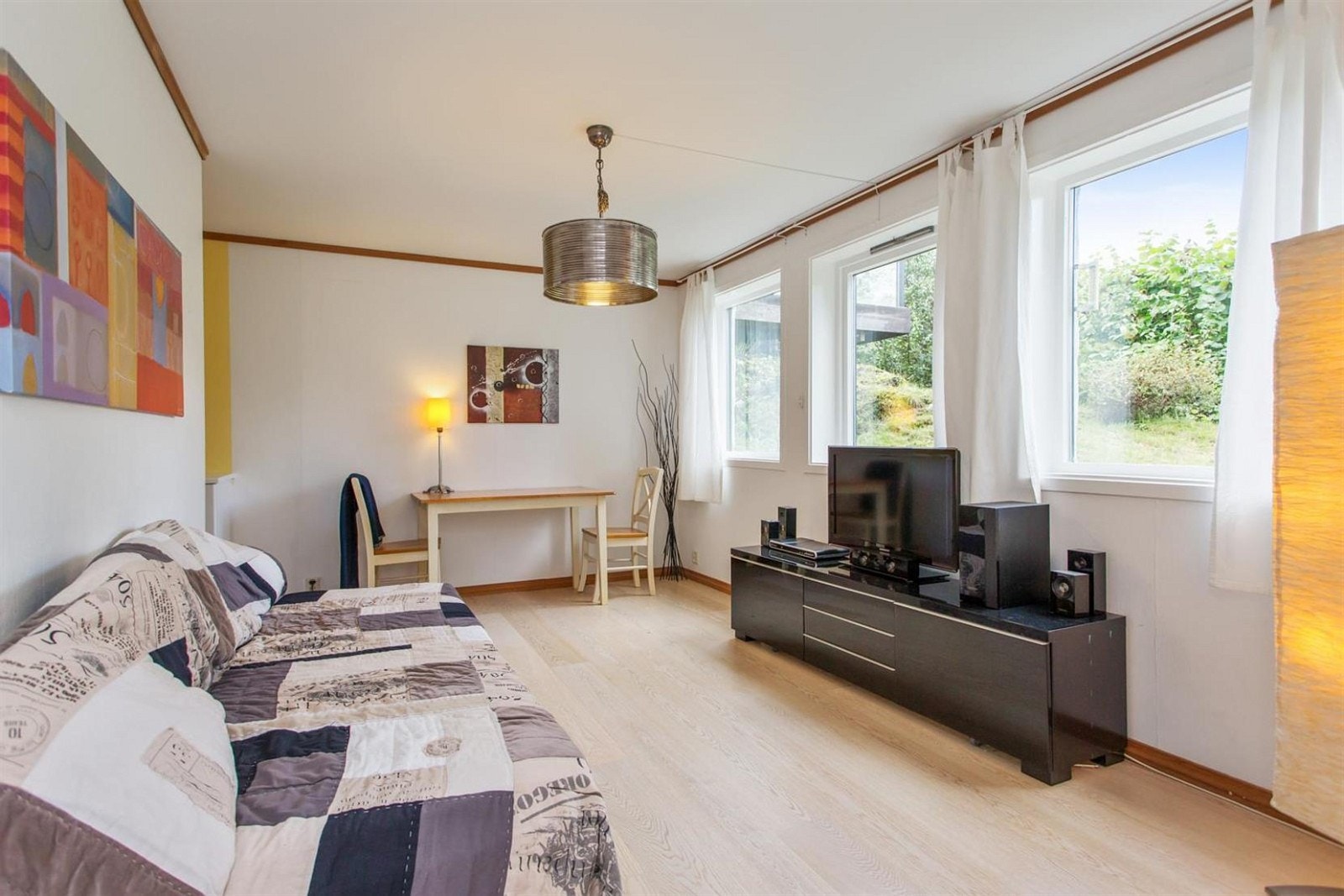 Lys og pen stue i husets sokkeldel (snr. 1) Galleribilde