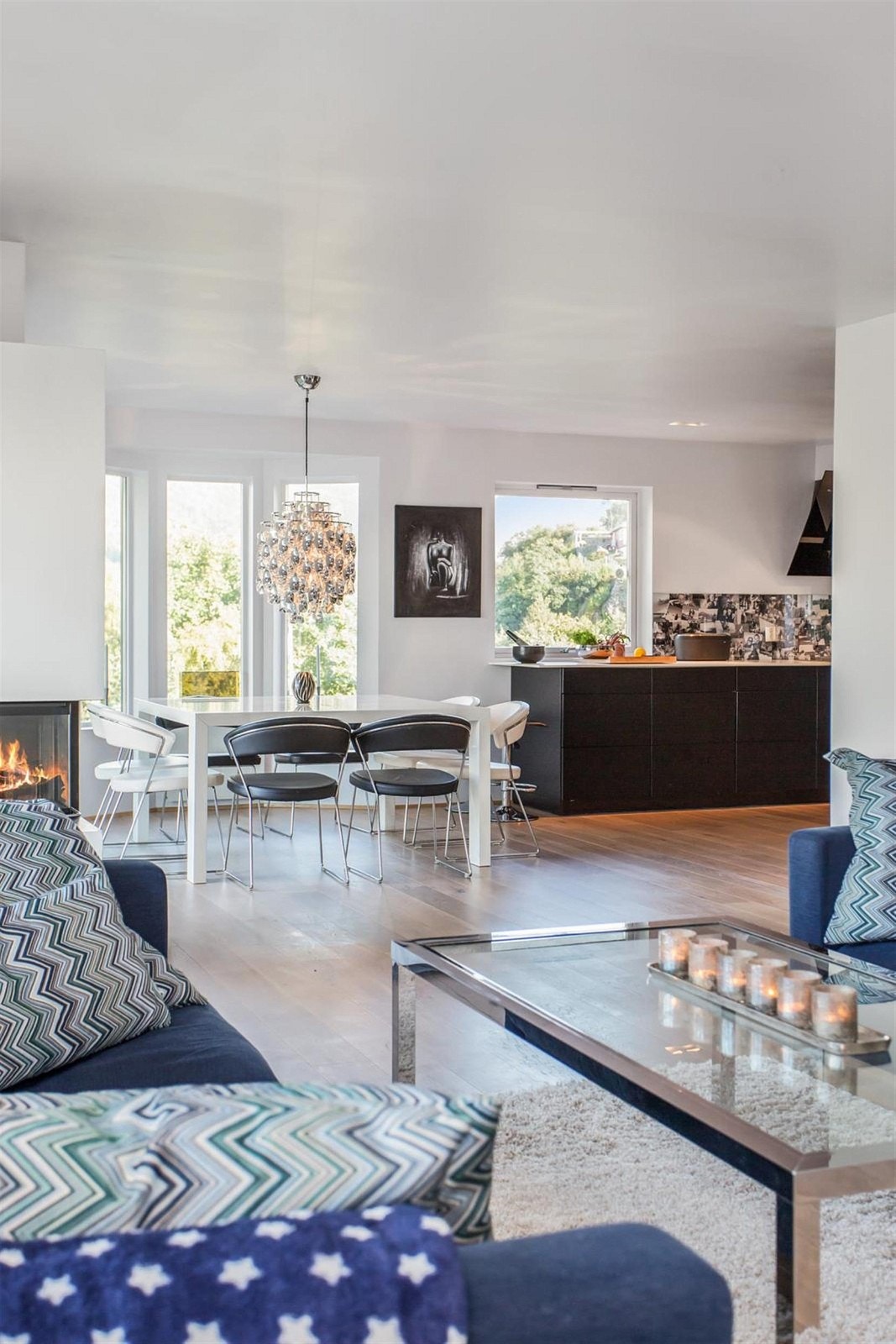 Enstavs parkett og lysmalte overflater Galleribilde