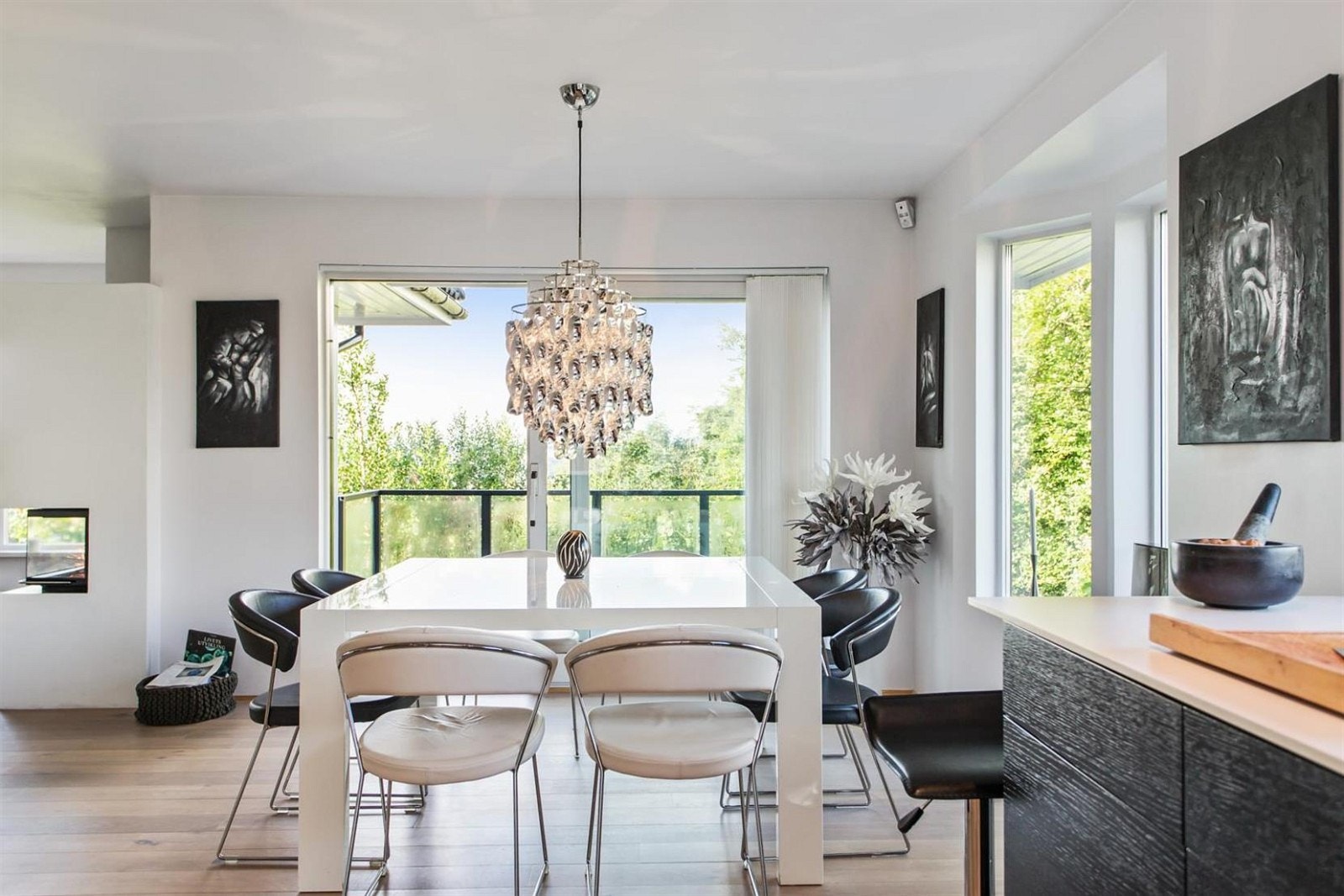 Delvis åpen løsning muliggjør stor spiseplass foran utsiktsvinduer mot vest. Utgang til altan Galleribilde