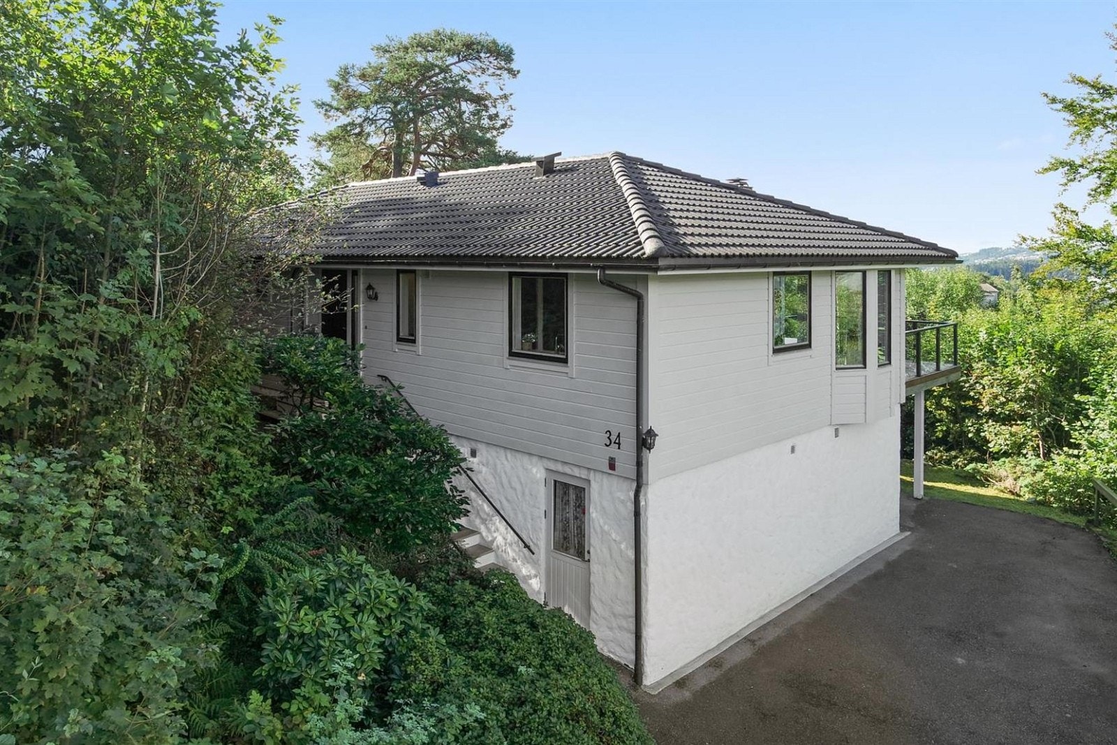 Asfaltert innkjørsel og parkering. Velkommen til visning i Brennhaugen 34! Galleribilde