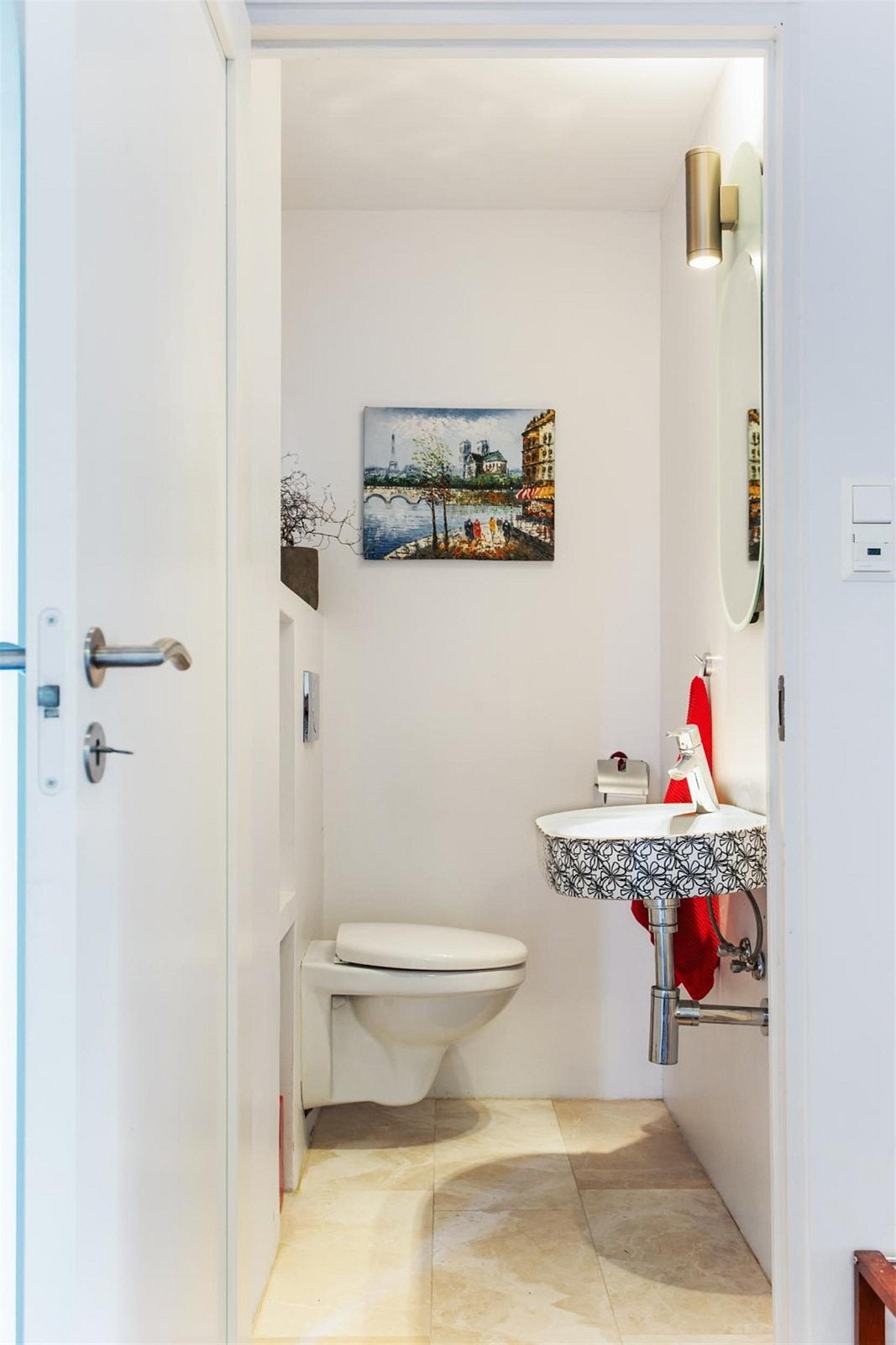 Pent gjestetoalett i tilknytning husets hovedinngang Galleribilde