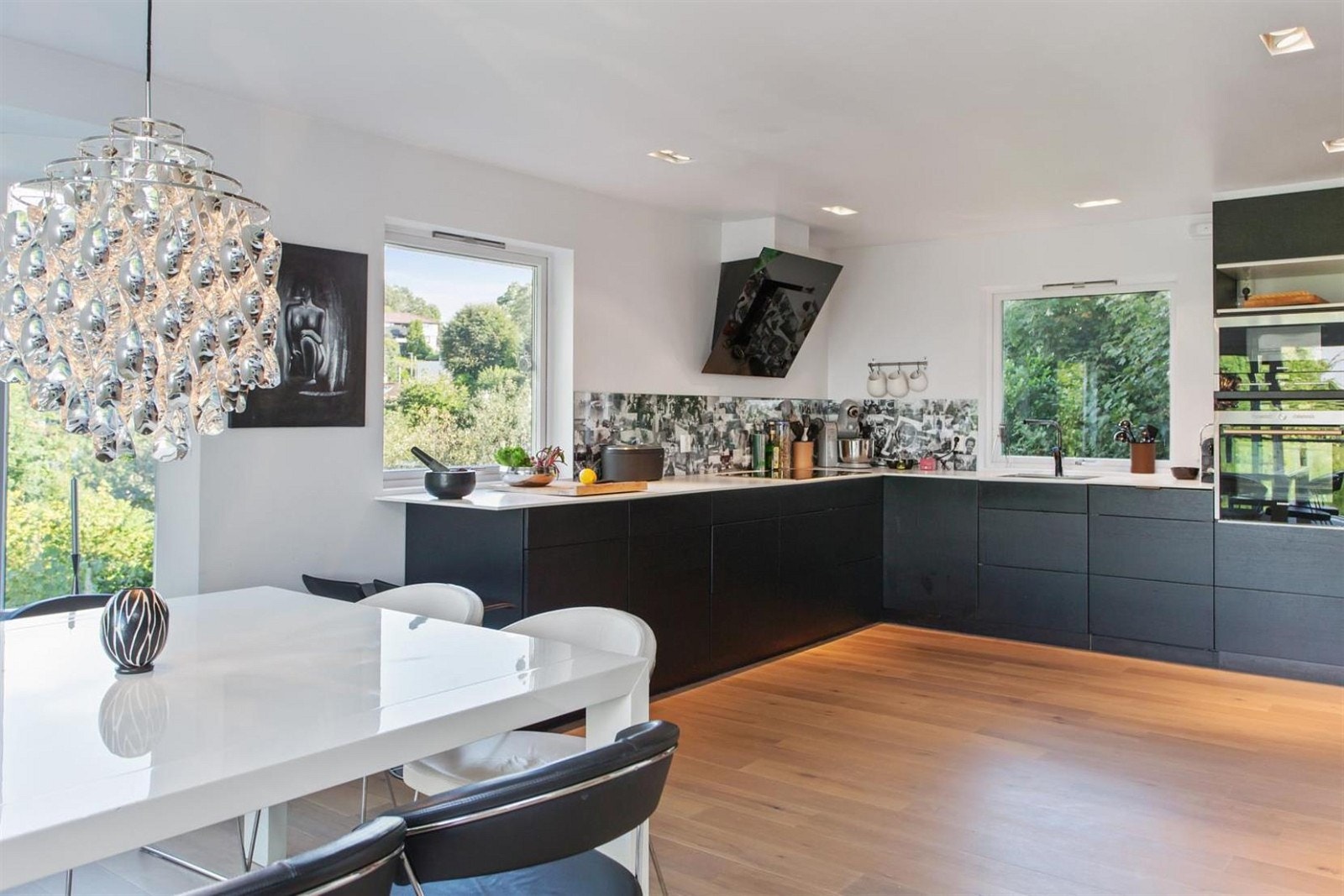 Delikat kjøkkeninnredning fra KVIK med integrerte hvitevarer fra Siemens og Miele. Galleribilde