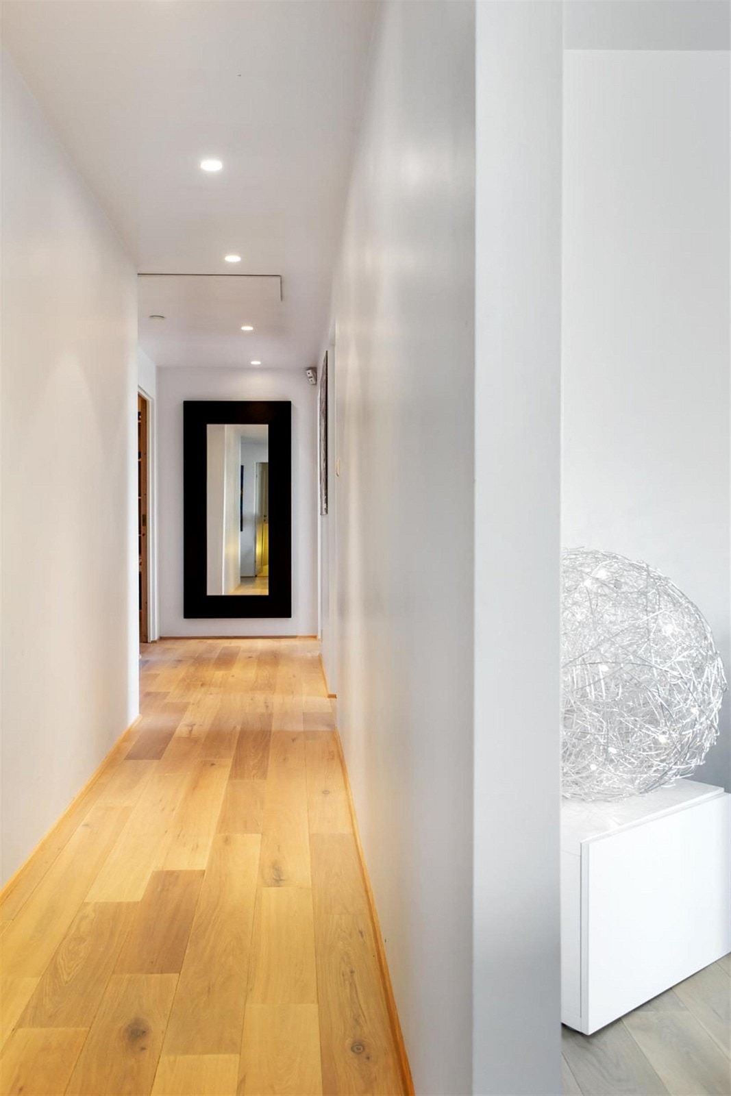 Pen gang med downlights i himling Galleribilde