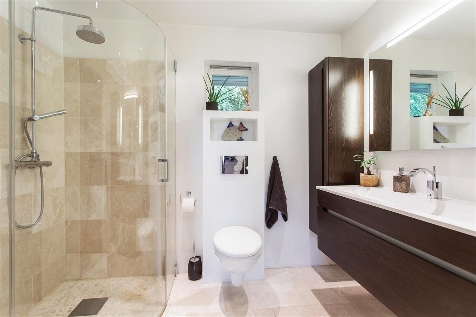 Helfliset baderom med moderne innredning Galleribilde