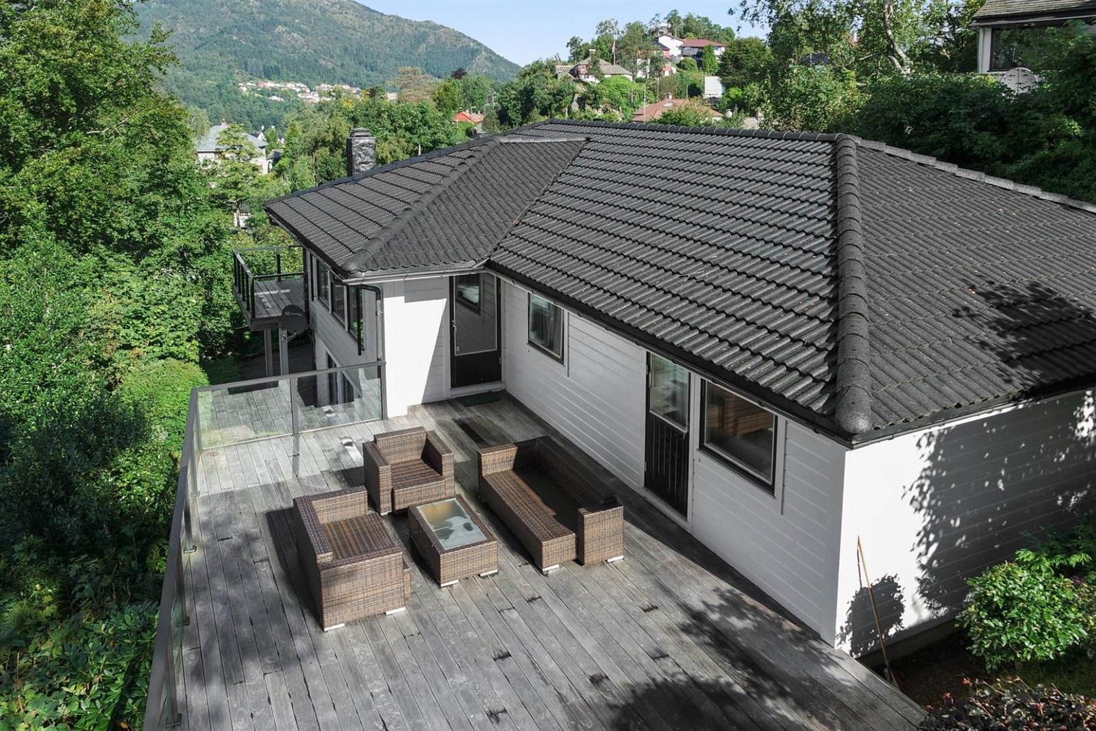 Brennhaugen 34 var ferdigstilt 1986/87 og ligger i veletablert og attraktivt eneboligstrøk på Paradis Galleribilde