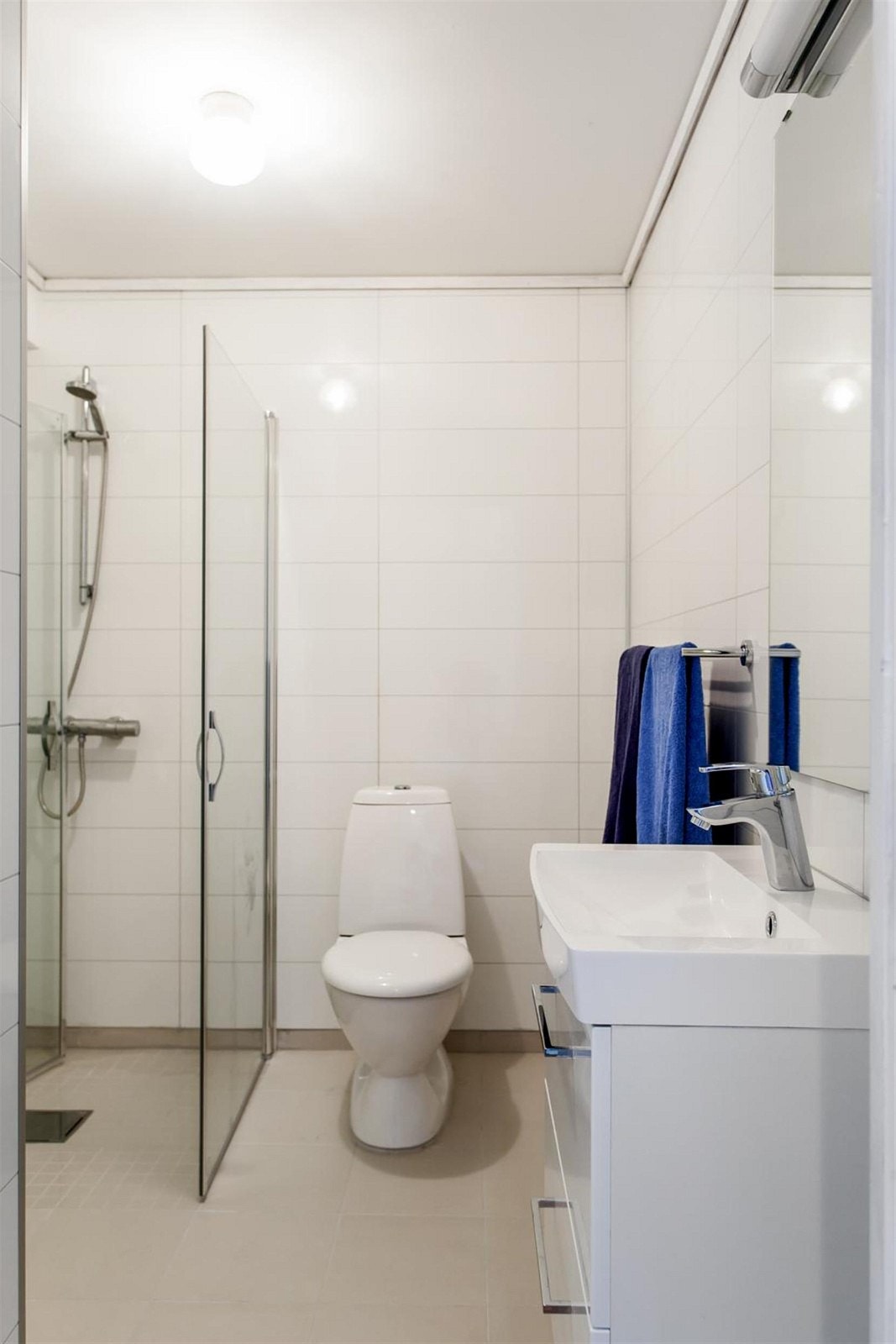 Baderom med moderne innredning i sokkelleiligheten. Galleribilde