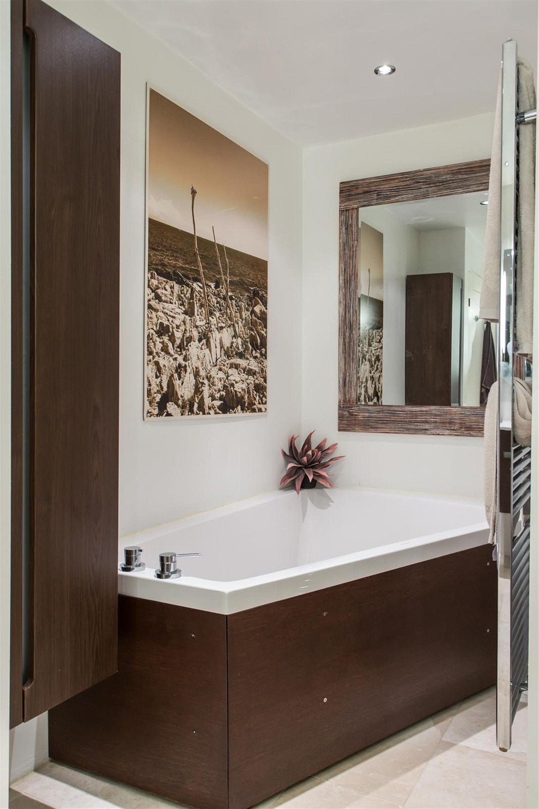 Romslig med plass til både badekar og dusjhjørne Galleribilde