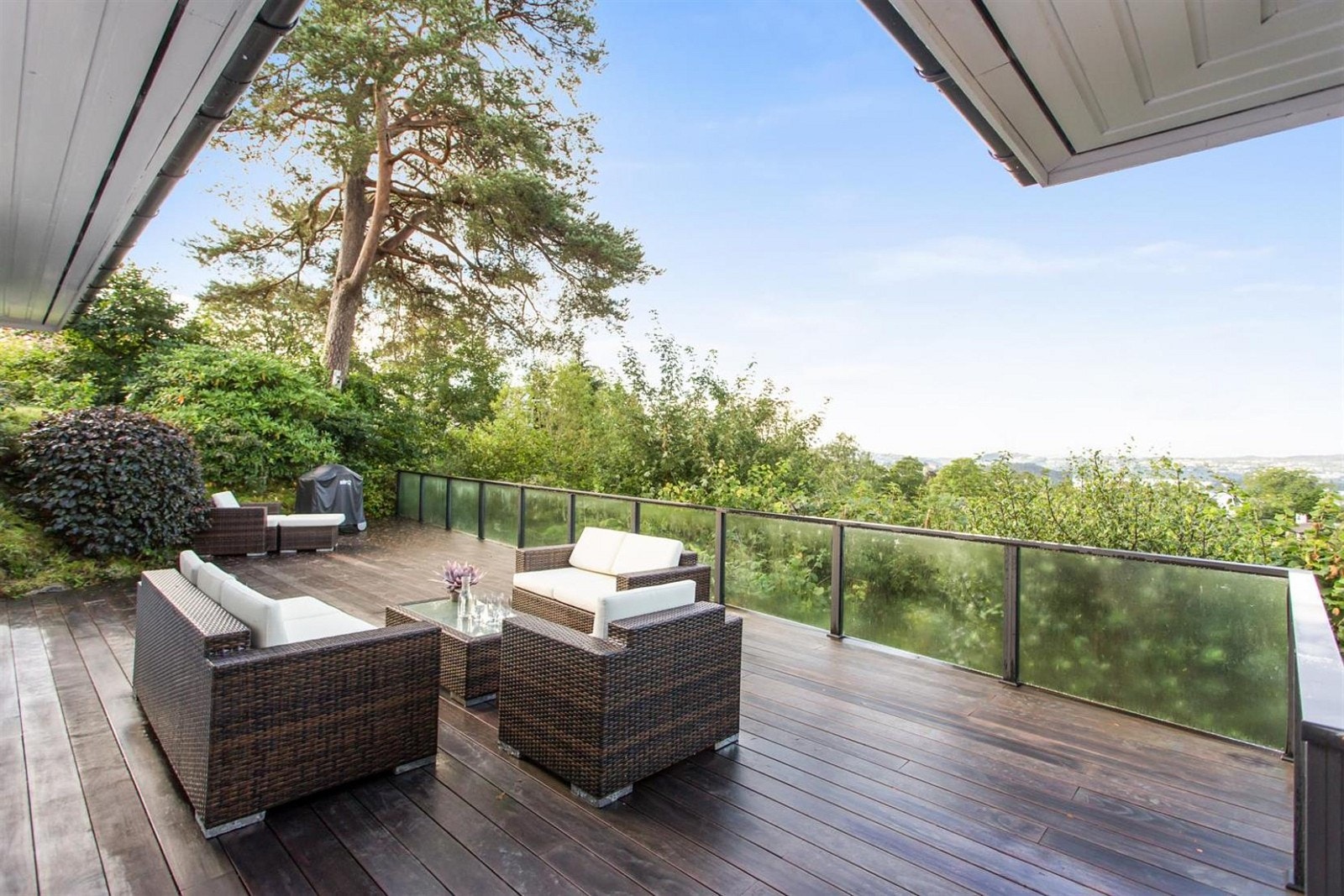 Flott beliggende med stor terrasse mot sørvest Galleribilde