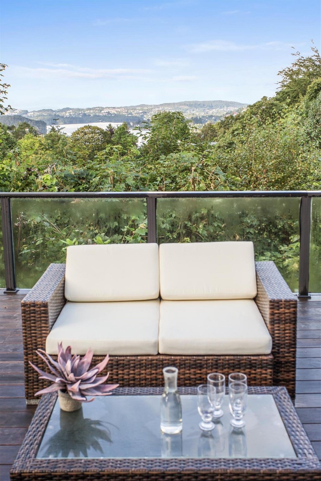 Usjenert med flott utsikt bl.a i retning deler av Nordåsvannet Galleribilde