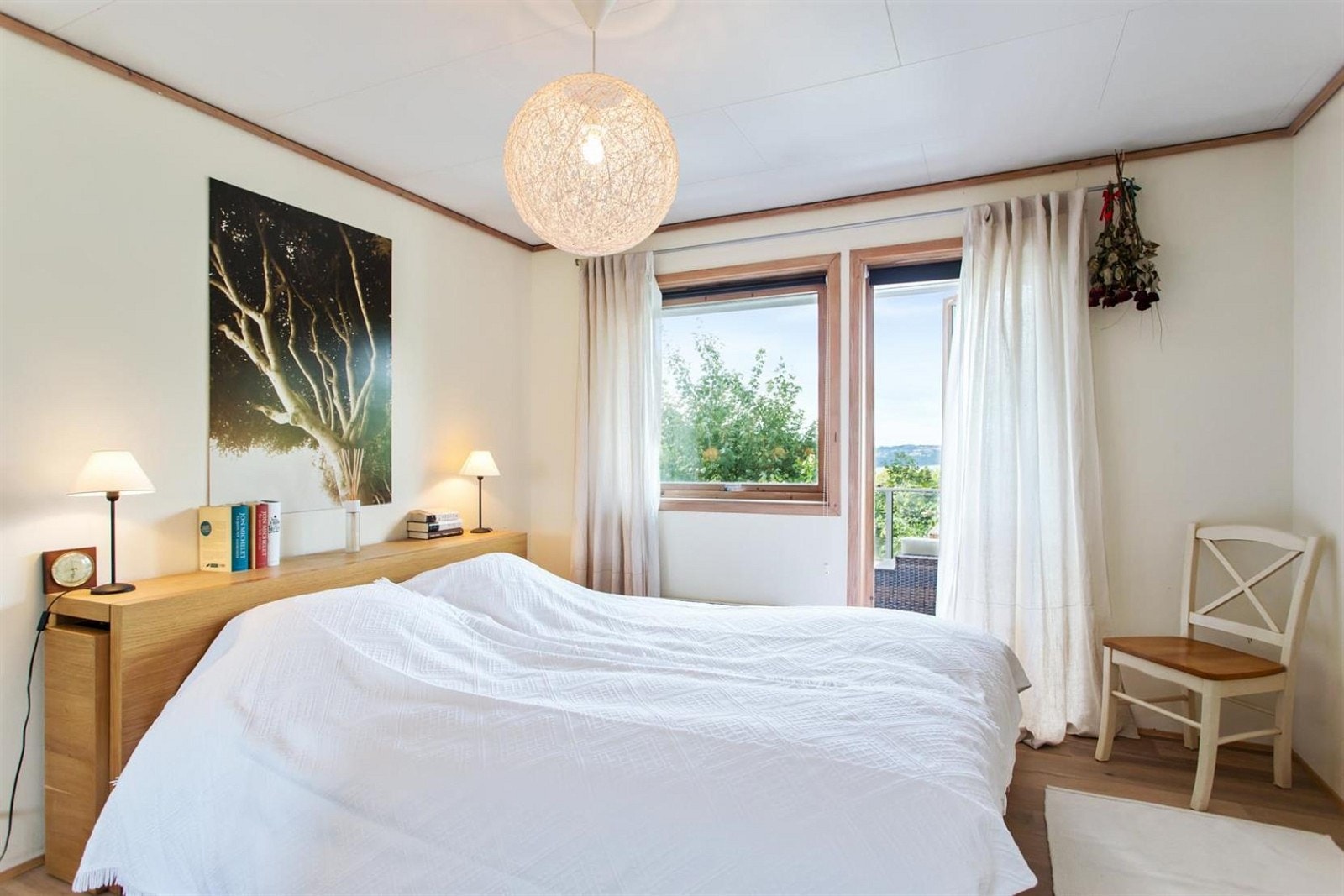 Flott hovedsoverom med utgang til terrasse. Galleribilde