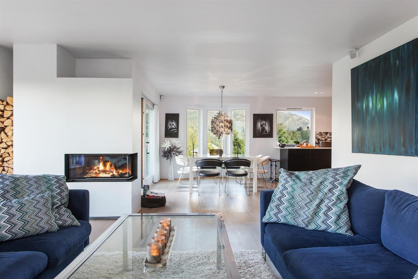 Nydelig integrerte peis mellom stue og kjøkken Galleribilde