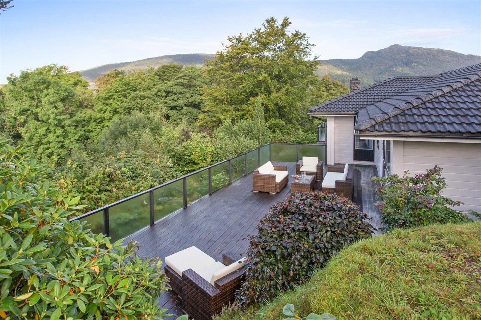 Tomten har en del vegetasjon og beplantninger. Meget romslig terrasse. Galleribilde