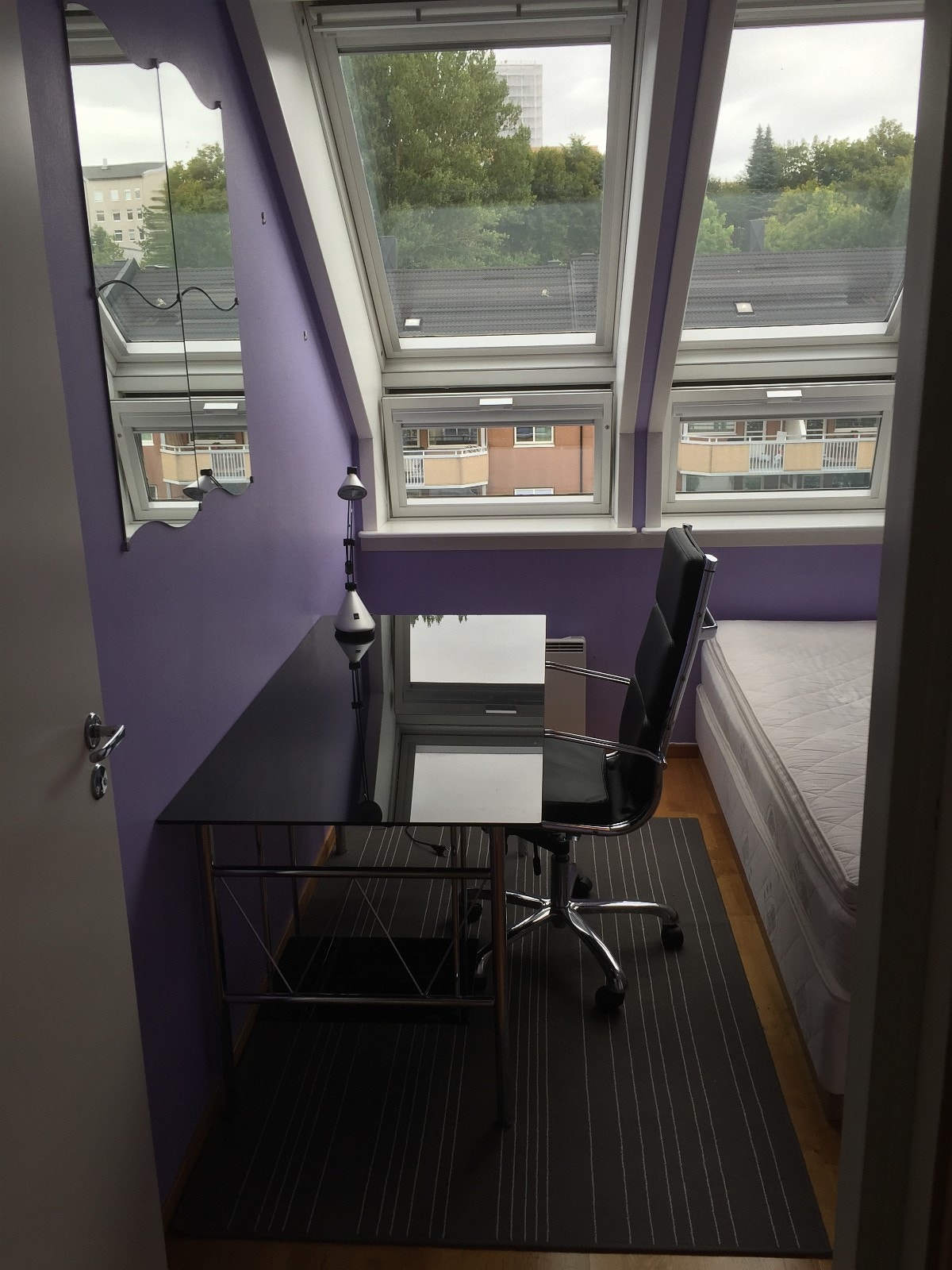 Soverom m/skrivebord Galleribilde